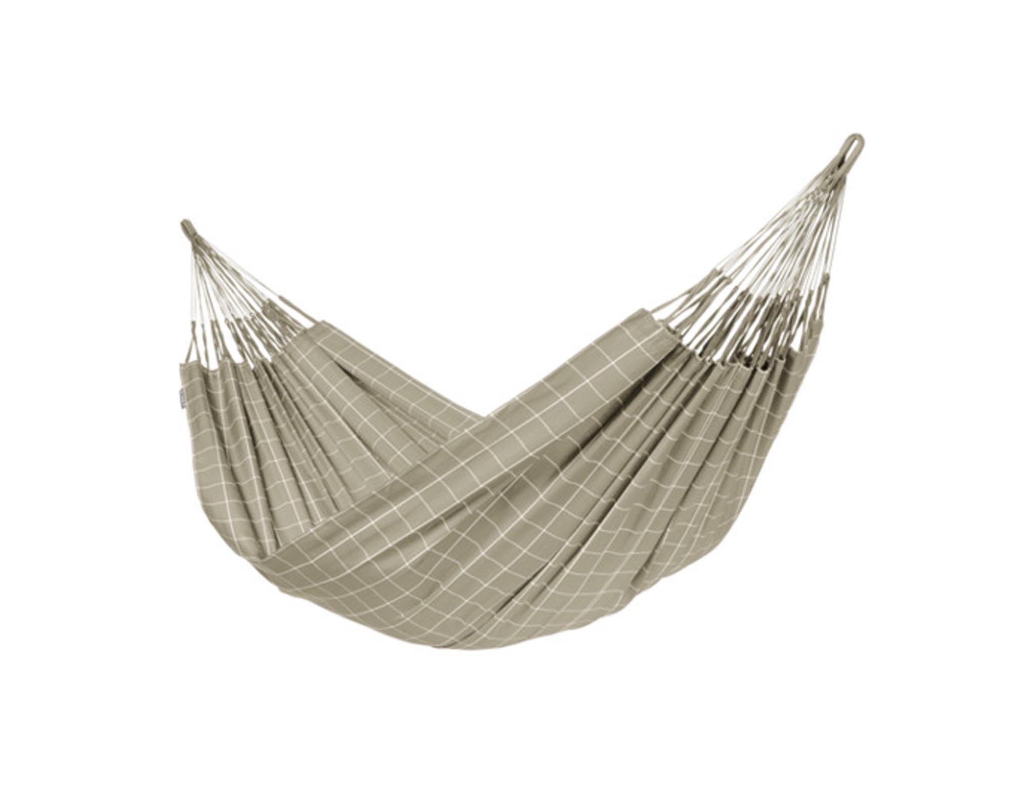 Entspannen Sie in der LA SIESTA Hängematte Brisa almond (160x350 cm) aus atmungsaktiver Baumwolle. Ideal für Garten, Terrasse und Innenbereich.