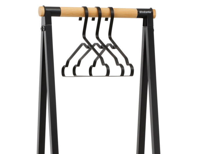 Entdecken Sie den BRABANTIA Kleiderständer Linn XS black – eine elegante und praktische Lösung für Ihre Aufbewahrung. Aus robustem Stahl und nachhaltigem Bambusholz gefertigt, bietet er vielseitige Nutzungsmöglichkeiten und passt perfekt in jeden Raum.