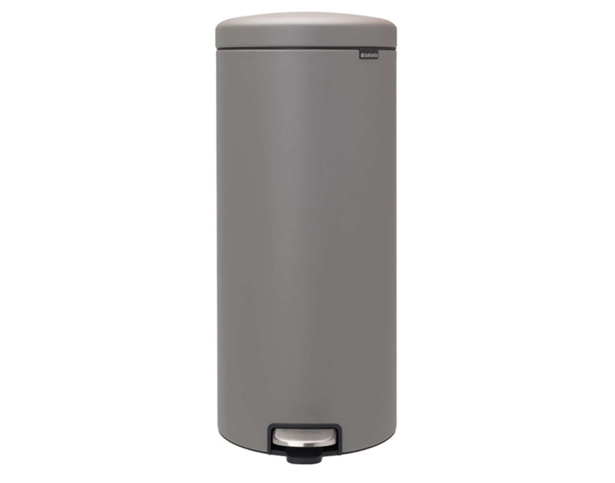 Entdecken Sie den BRABANTIA Treteimer NewIcon 30 l in mineral concret grey. Stilvoll, geruchsdicht und aus hochwertigem Edelstahl – ideal für moderne Küchen!