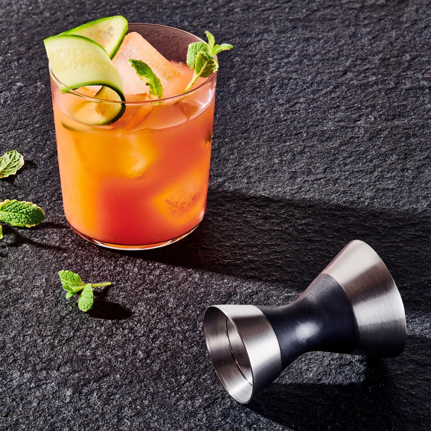 Entdecken Sie den Good Grips Steel Doppelmessbecher von OXO – Ihr perfekter Partner für präzises Messen und stilvolles Mixen in der Bar!