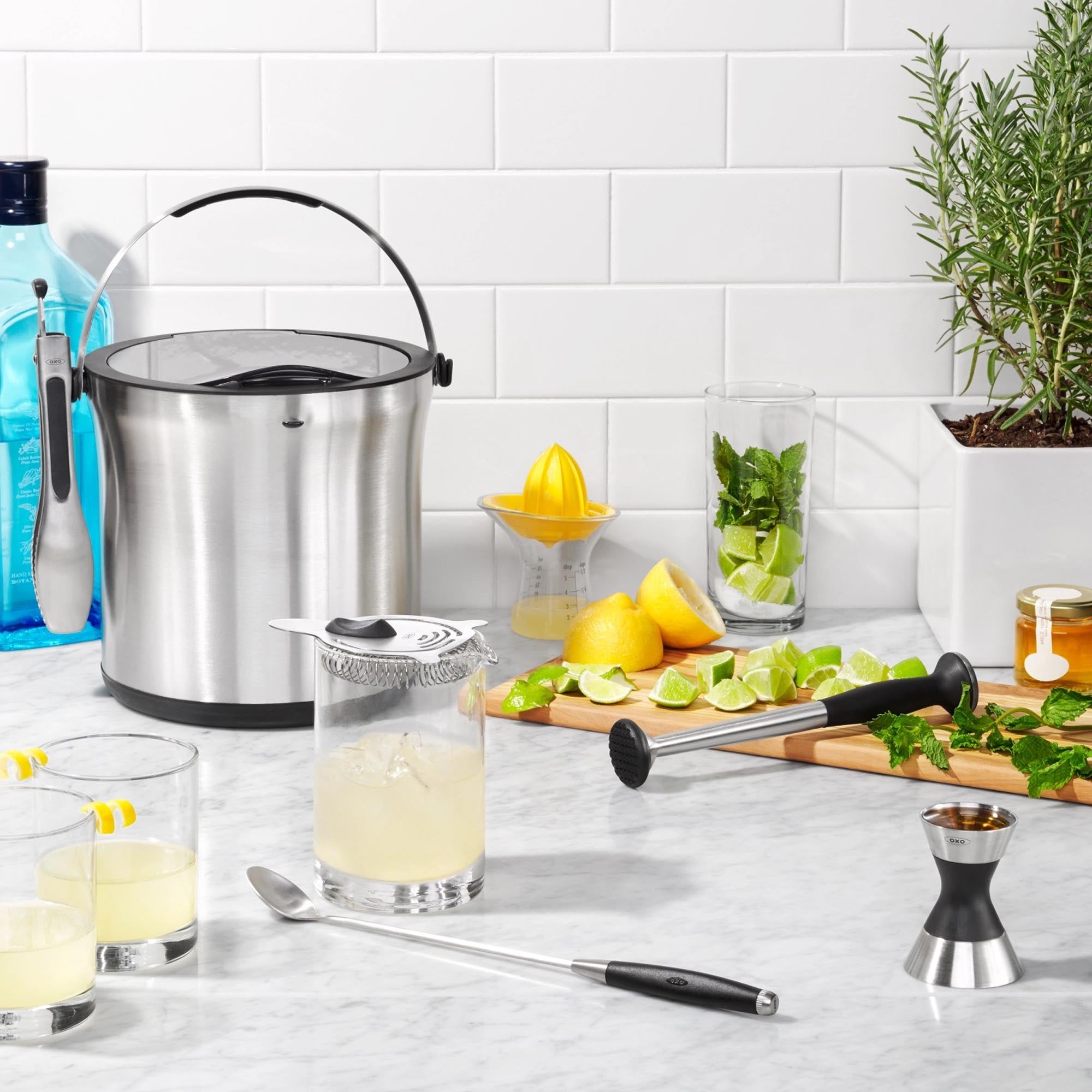 Elegantes Eiskübel- und Zangenset von OXO: Hochwertige Materialien, optimale Isolierung und müheloses Servieren für unvergessliche Feiern.