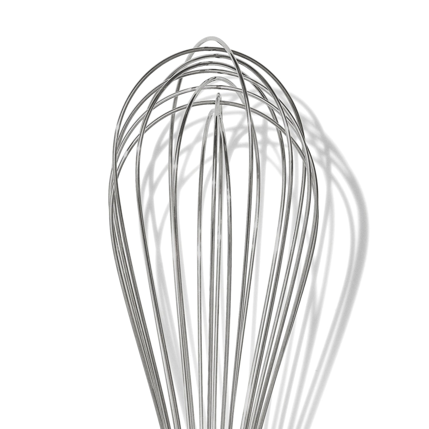Robuster OXO Good Grips Steel Ballonschneebesen, perfekt zum Aufschlagen von Eiern und Mischen von Zutaten, mit rutschfestem Griff für angenehme Handhabung.