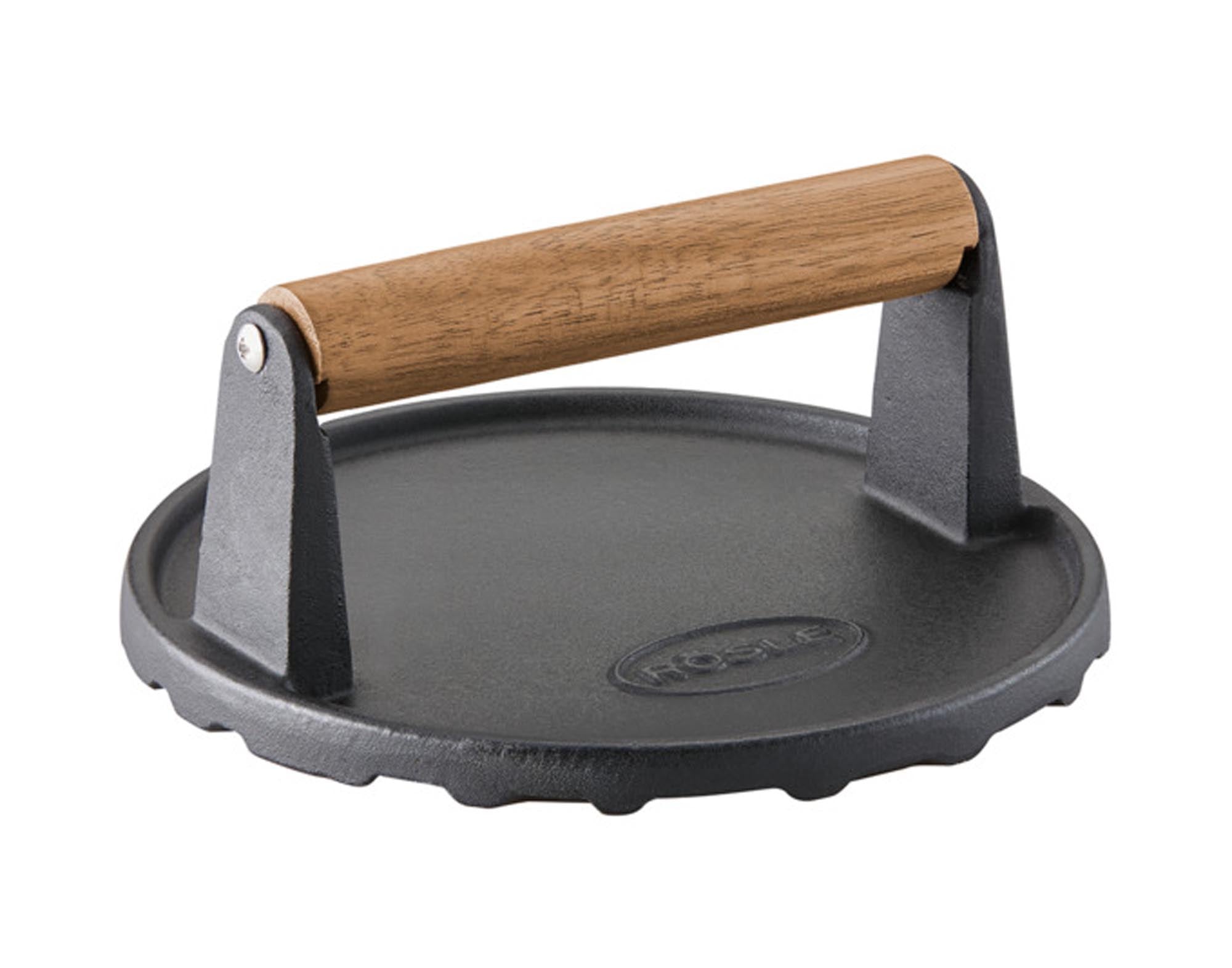 Entdecken Sie das RÖSLE BBQ Gewicht aus Gusseisen (1,35 kg) für perfektes Grillen. Ideal für Burger und Steaks, sorgt es für gleichmäßige Hitze und schönes Branding.