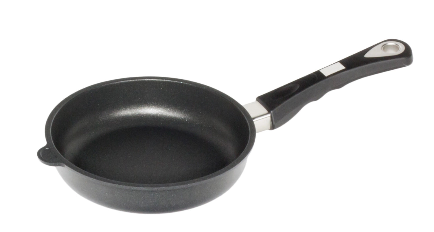 Bratpfanne Induktion D20cm, H5cm in Schwarz präsentiert im Onlineshop von KAQTU Design AG. Bratpfanne ist von AMT