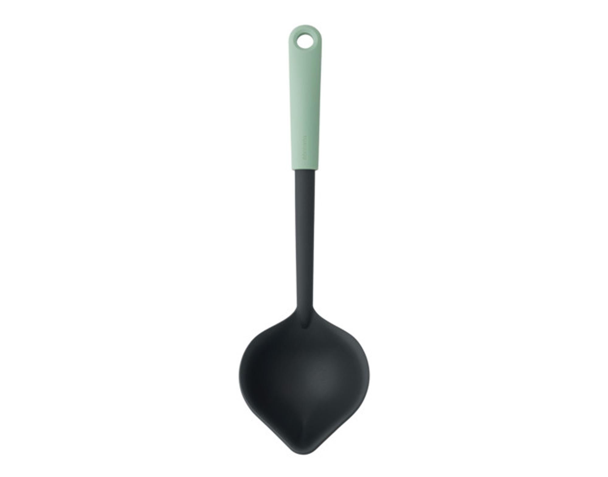 Entdecken Sie den BRABANTIA Schöpflöffel mit Schaber Tasty+ in jade green. Hitzebeständig, ergonomisch und spülmaschinenfest – ideal für Ihre Küche!