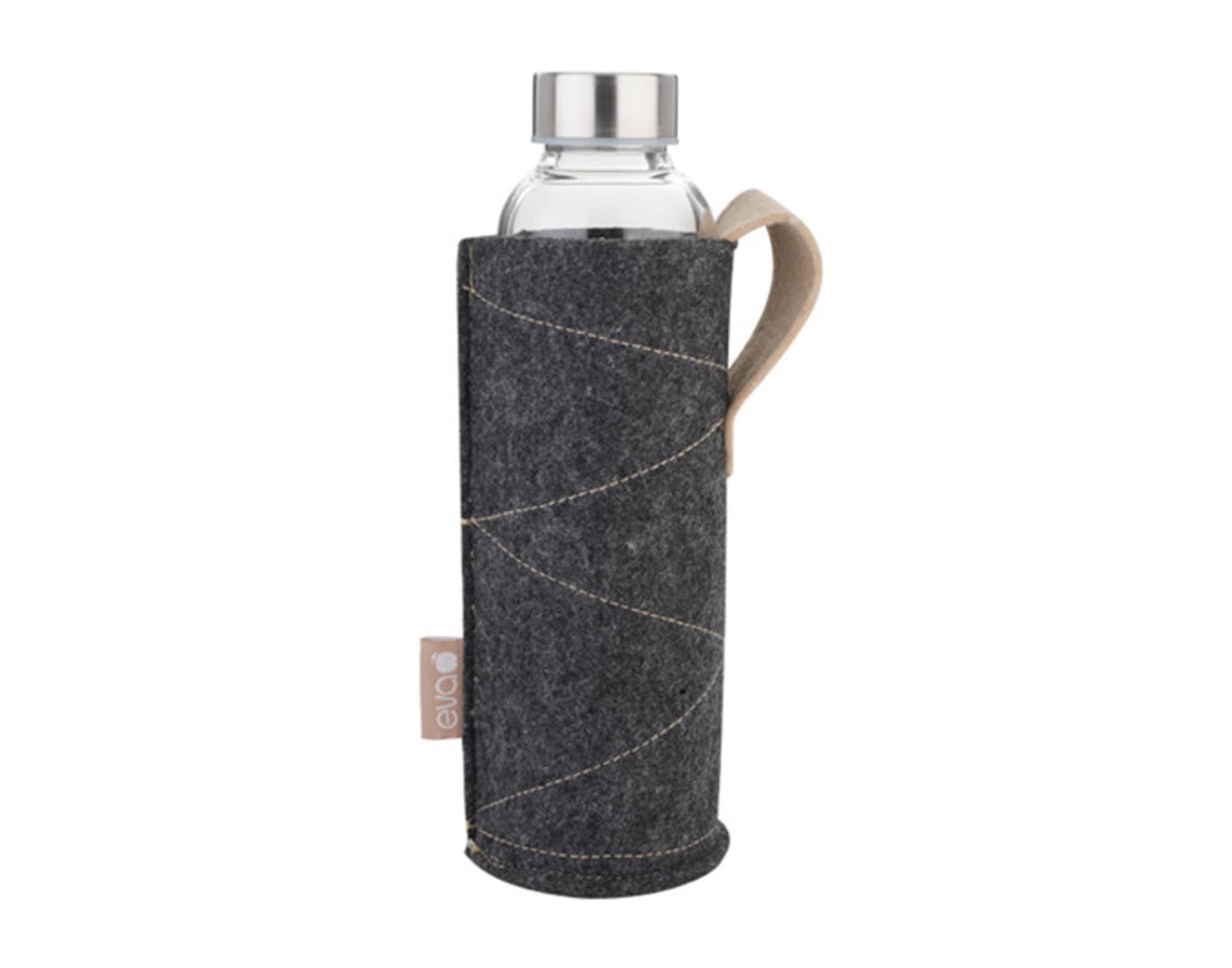 Entdecken Sie die EVA Trinkflasche aus Glas mit anthrazitfarbener Filzhülle (0,55 l) – stilvoll, nachhaltig und ideal für Büro, Sport und Reisen.