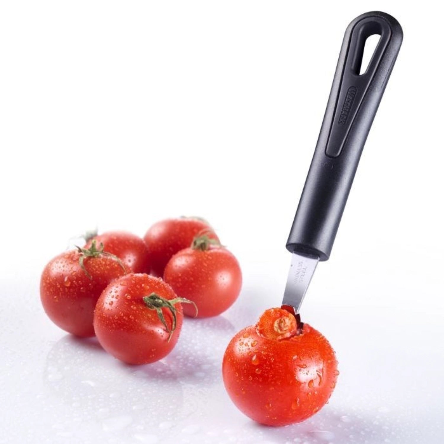 Der Tomatenstrunkentferner Gentle von Westmark vereinfacht das Entfernen von Tomatenstielen. Mit ergonomischem Griff, scharfer Klinge und langlebigem Edelstahl ist er der perfekte Küchenhelfer.