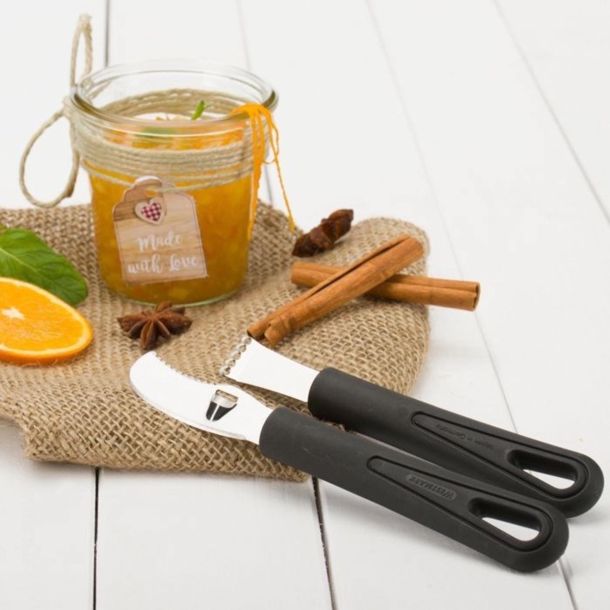 Der Westmark Zestenreisser Gentle ermöglicht präzises Schaben von Zitronenschalen, perfekt für feine Zesten und kreative Rezepte.