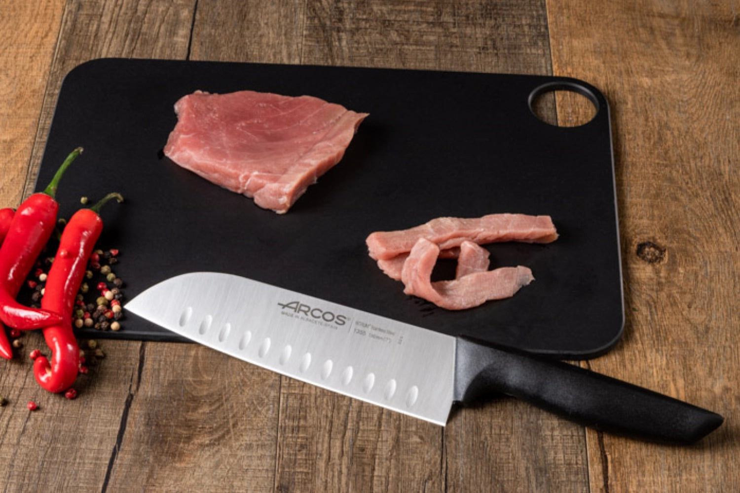 Niza Santoku Messer mit 18 cm Klinge von Arcos, ideal für präzises Schneiden und Zubereiten von Lebensmitteln in der Küche.