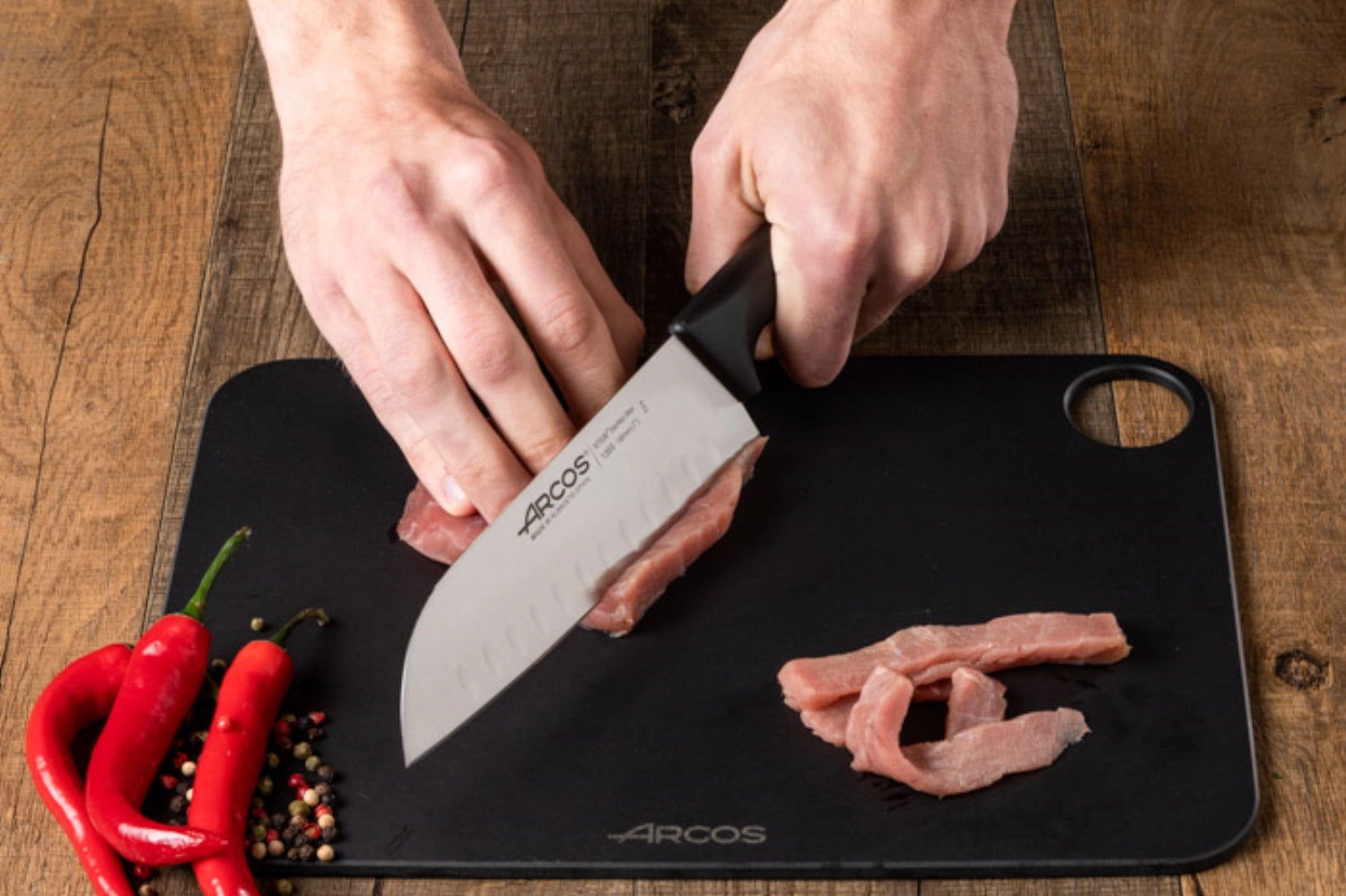 Hochwertiges Niza Santoku Messer mit 18 cm Klinge von Arcos, perfekt für vielseitige Schneidetechniken und Küchenarbeiten.