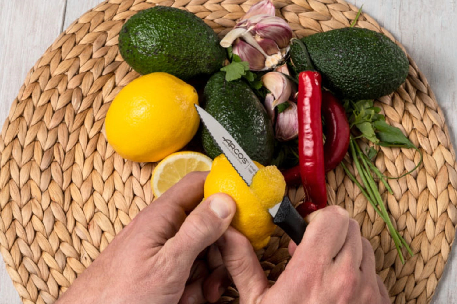 Couteau universel Nova lame dentelée manche noir 10 cm