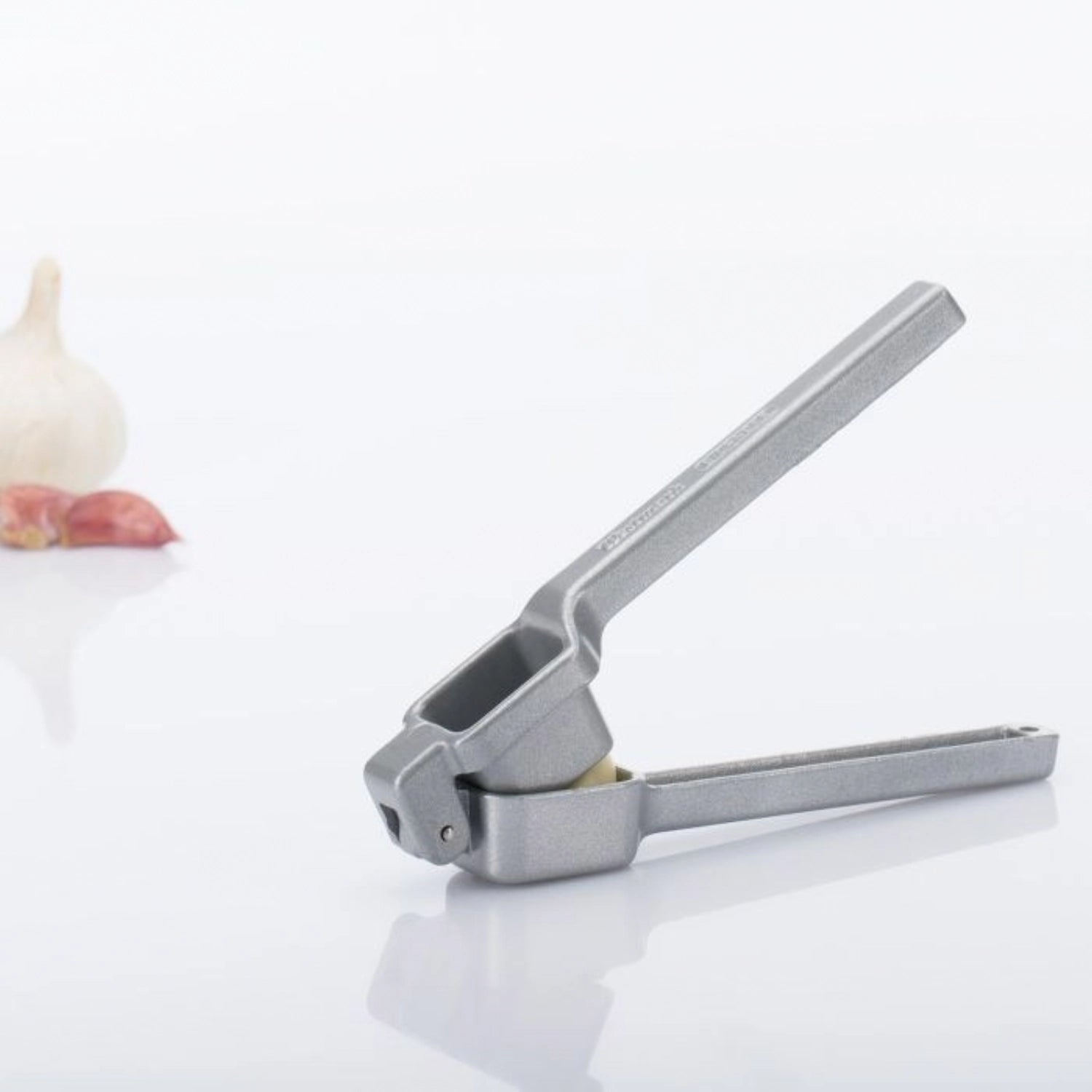 Retro Knoblauchpresse Biopress von Westmark, 15x5.2x3.3cm, stilvolles Küchengerät für müheloses Zerkleinern von Knoblauch.