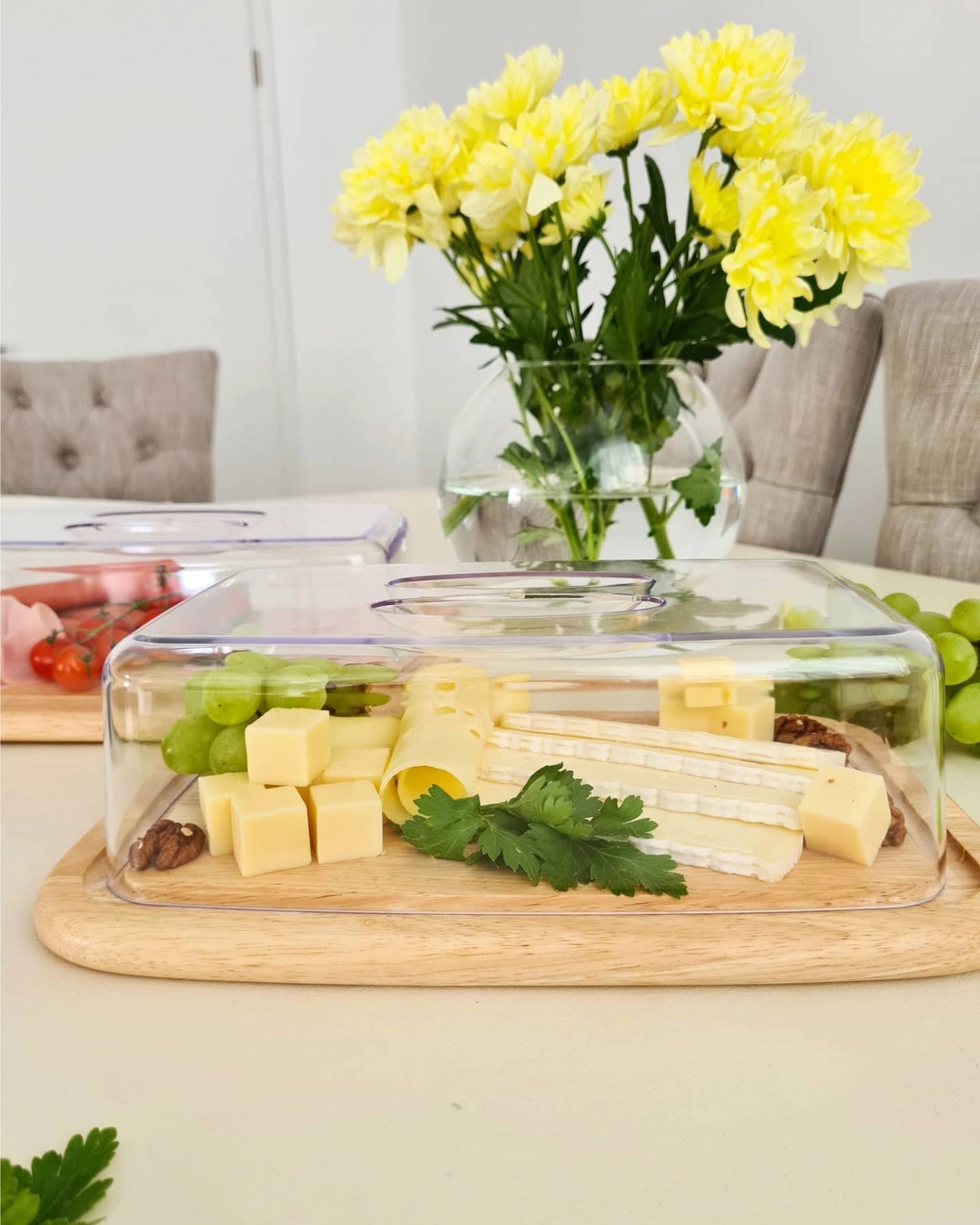 Praktische 2-teilige Käseglocke aus Gummibaumholz mit transparentem Deckel. Perfekt für die stilvolle Aufbewahrung von Käse und Delikatessen.