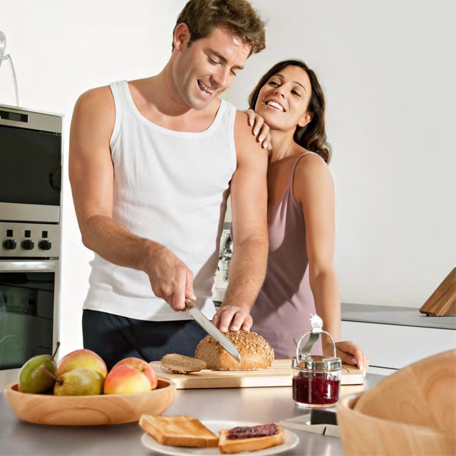 Erleben Sie das stilvolle Gummibaum Brotschneidebrett von Continenta (45x26x2 cm) – perfekt für sicheres Schneiden und einfache Pflege in jeder Küche!