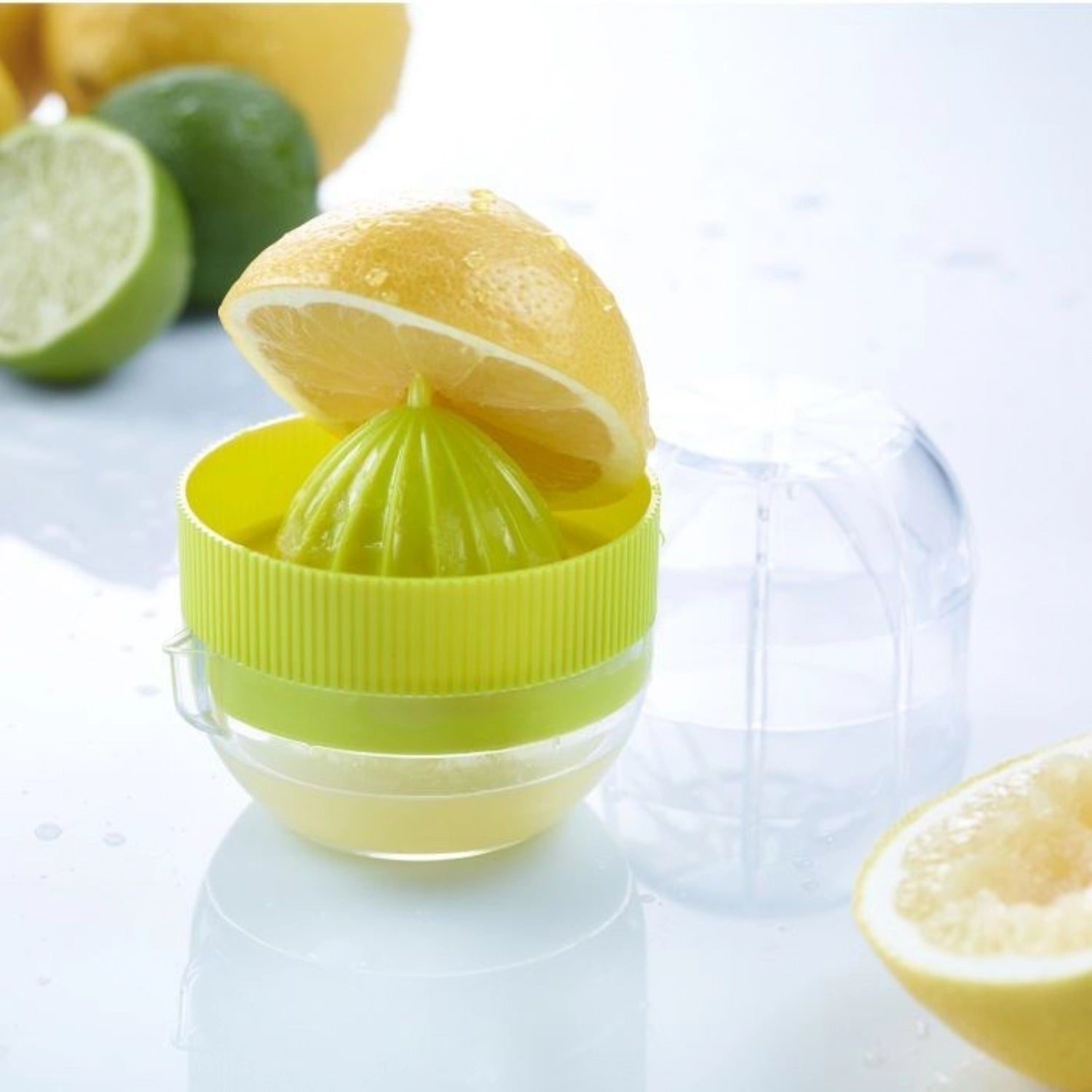 Zitronen- und Limettenpresse Fresh & Fruity von Westmark, aus robustem Kunststoff, ideal für frischen Saft, handlich und leicht zu reinigen.