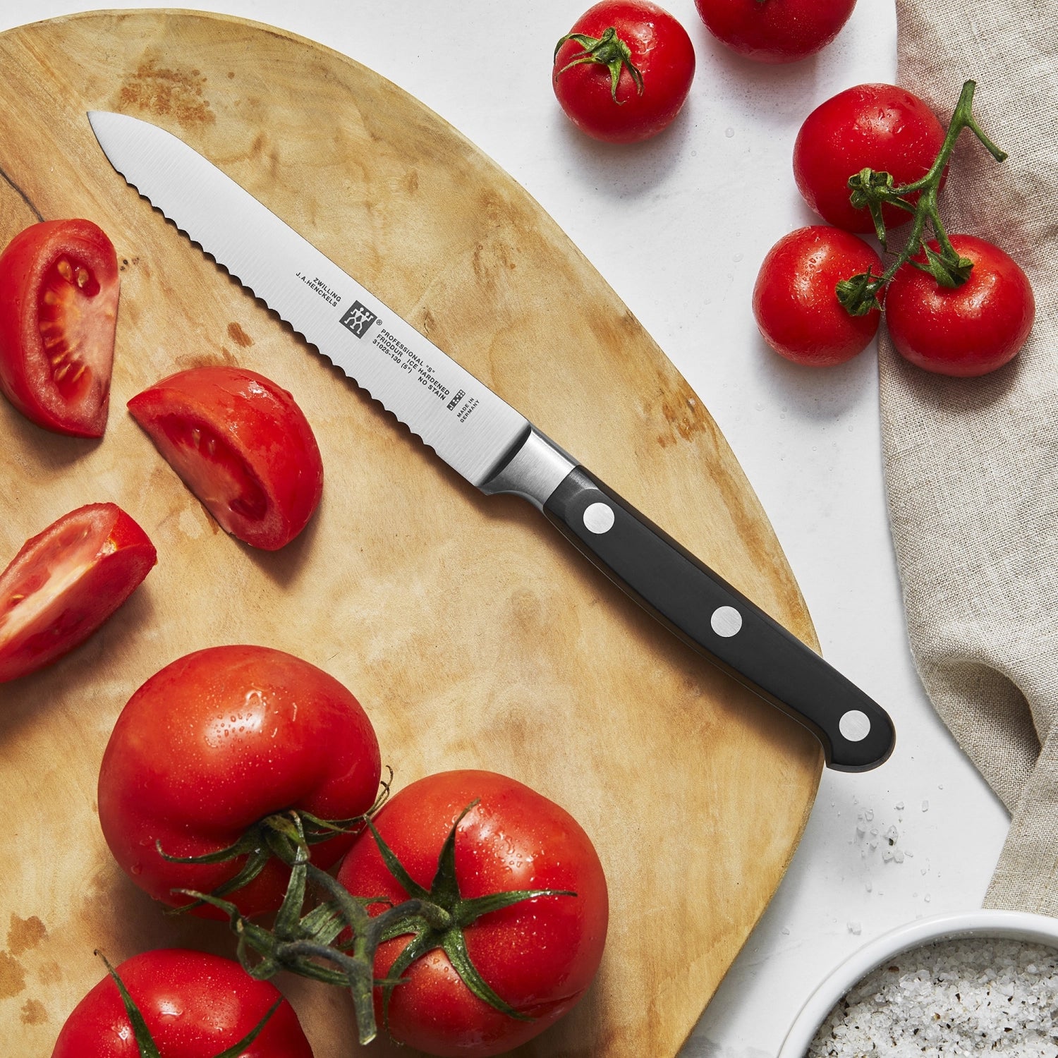 Professionelles "S" Universalmesser von Zwilling Kitchen, 130 mm, ideal für präzises Schneiden in der Küche, ergonomischer Griff und hochwertige Klinge.