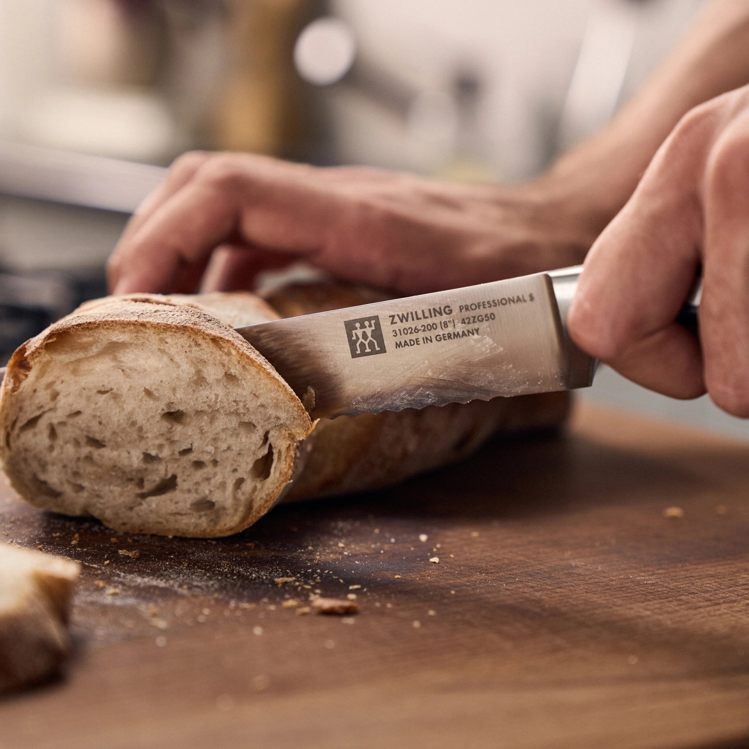Professionelles "S" Brotmesser von Zwilling Kitchen, 200 mm, mit scharfer Klinge für präzises Schneiden von Brot und Brötchen.