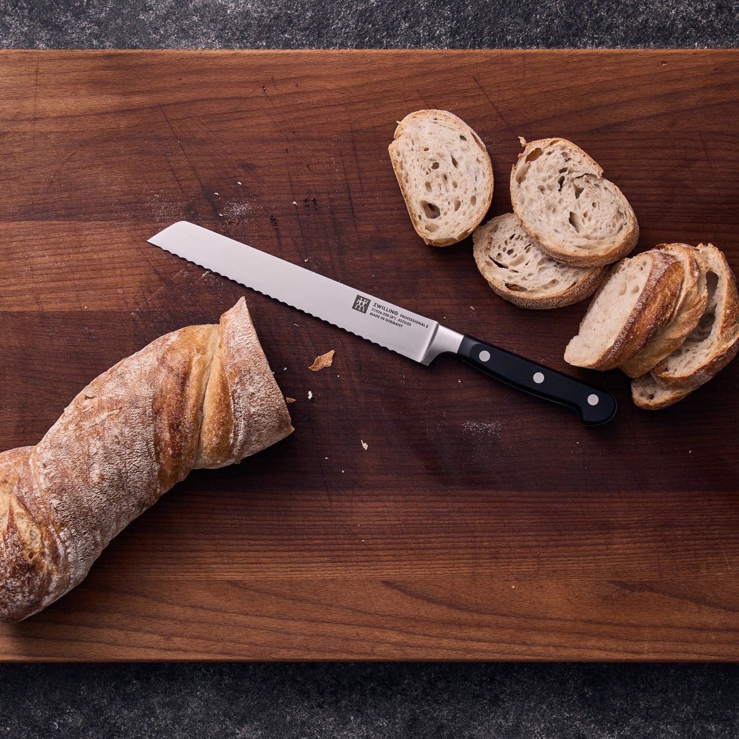 Elegantes Zwilling Brotmesser mit 200 mm Klinge, perfekt für präzises Schneiden von Brot und Brötchen, für Profis und Hobbyköche.