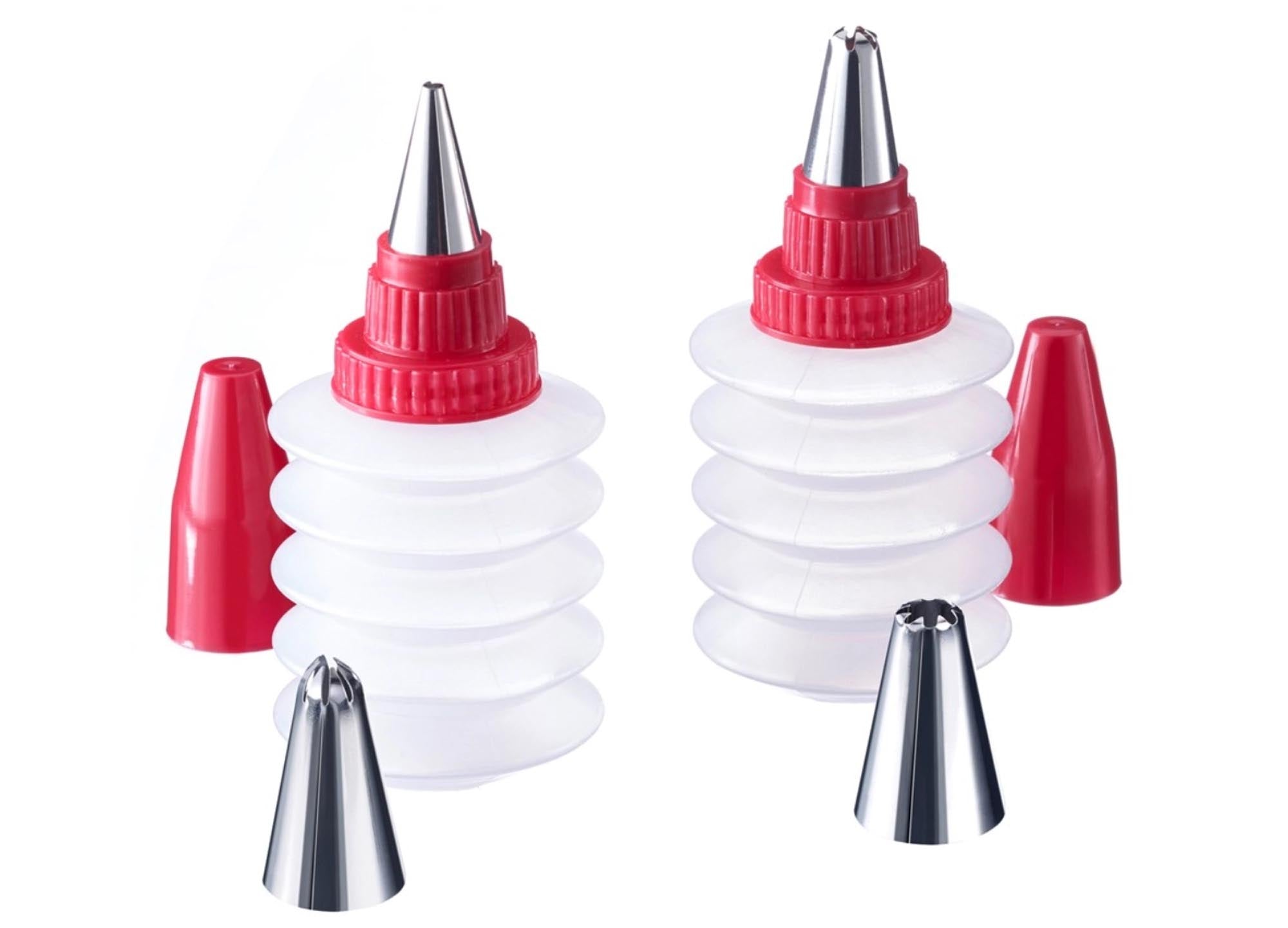 Entdecken Sie das 2er Set Dekorierflaschen von Westmark aus Edelstahl und PP. Ideal zum Dekorieren von Speisen, Desserts und Getränken. BPA-frei, hygienisch und vielseitig einsetzbar!