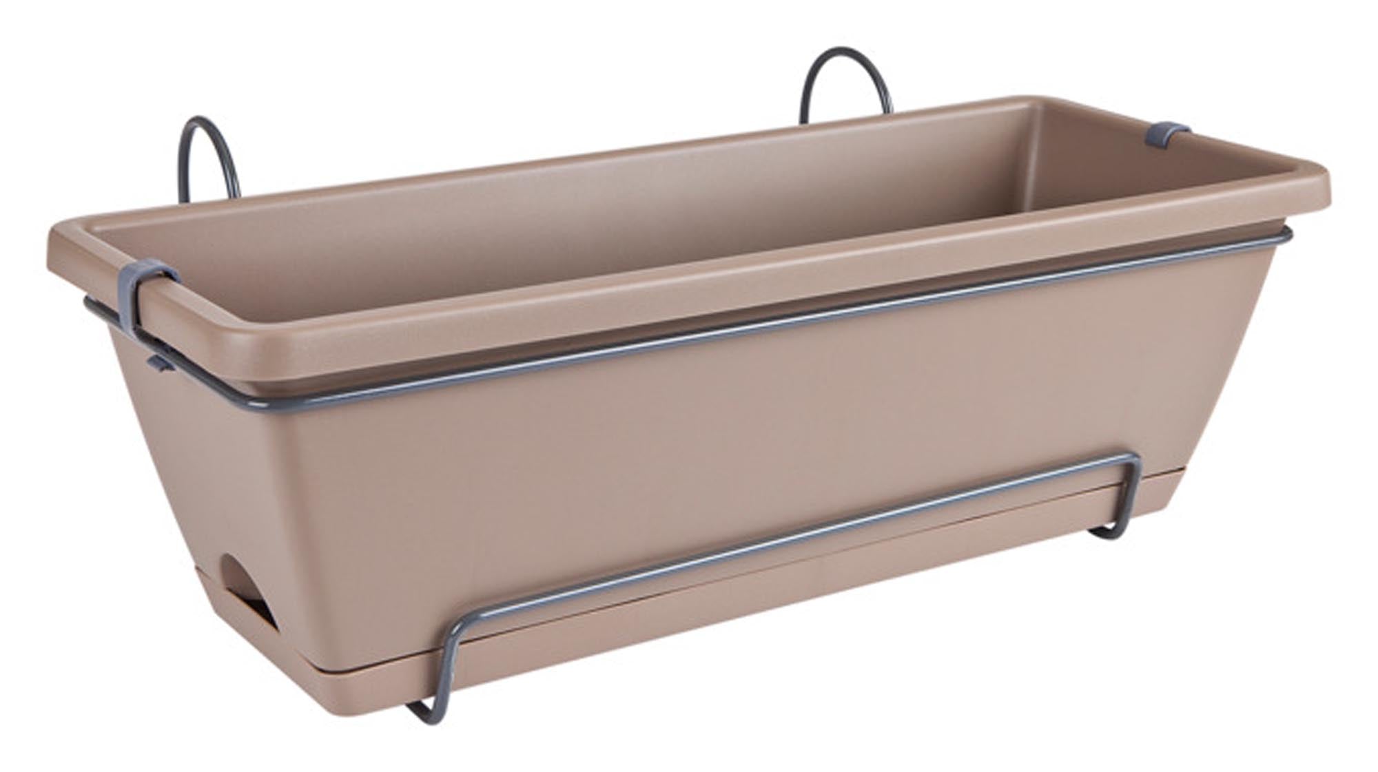 Entdecken Sie den ELHO Balkonkasten Barcelona all in 1 in taupe (55x34x23 cm) – umweltfreundlich, robust und ideal für Blumen, Kräuter und Sträucher.