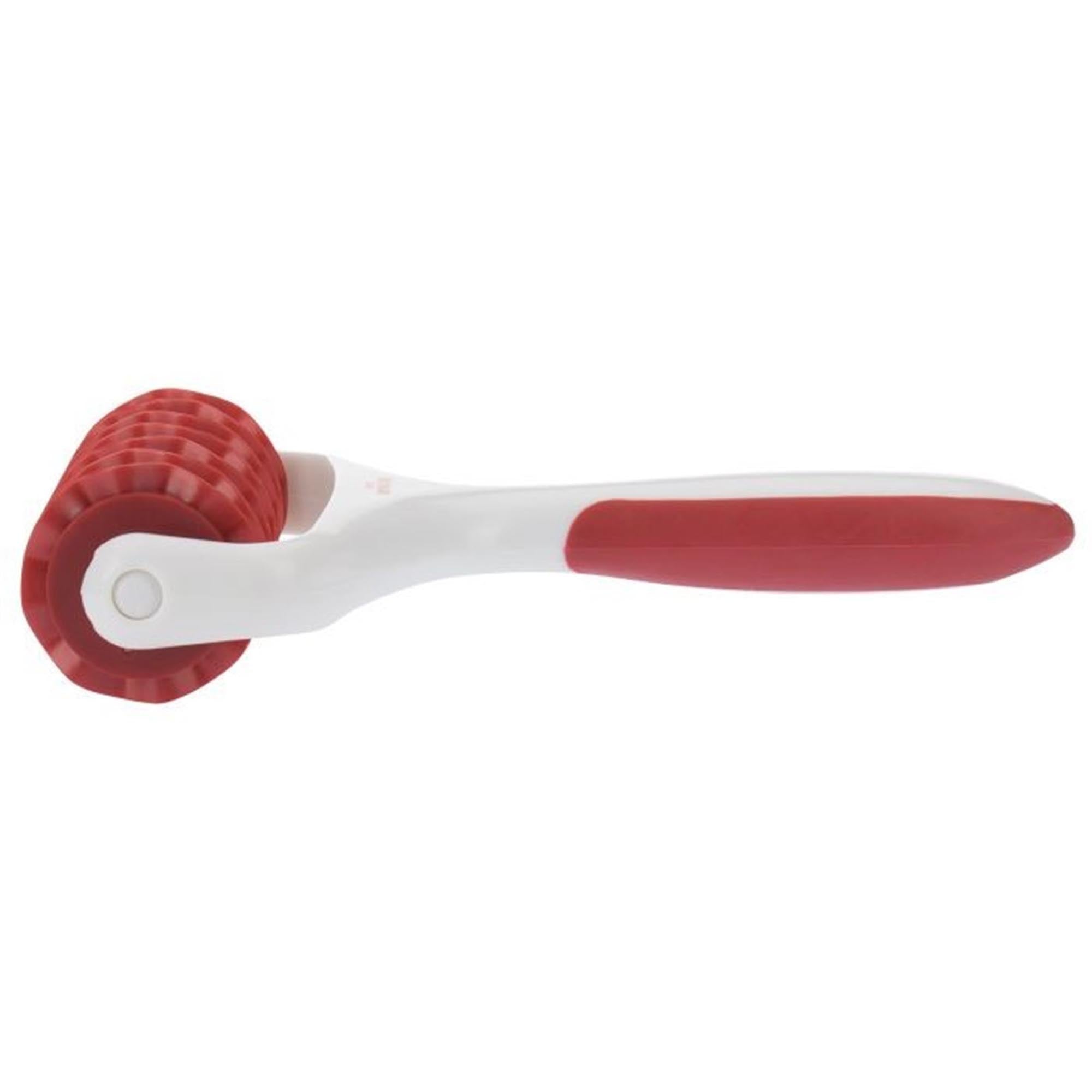 Praktischer Teigschneider mit 7 Rädchen, ideal für gleichmässige Streifen. Masse: 19,5x12,5x4,5 cm. Hochwertig von Westmark.