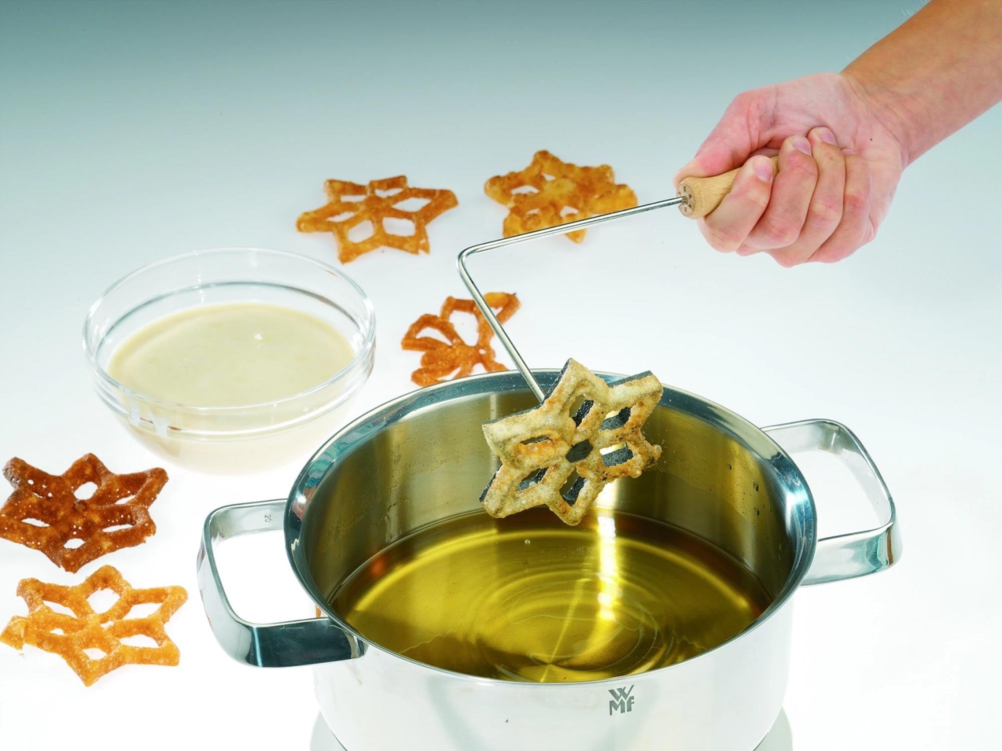 Westmark Waffelbäckerei: Backform mit 3 einzigartigen Motiven, 26x13.5x9cm, ideal für kreative und individuelle Waffelkreationen.