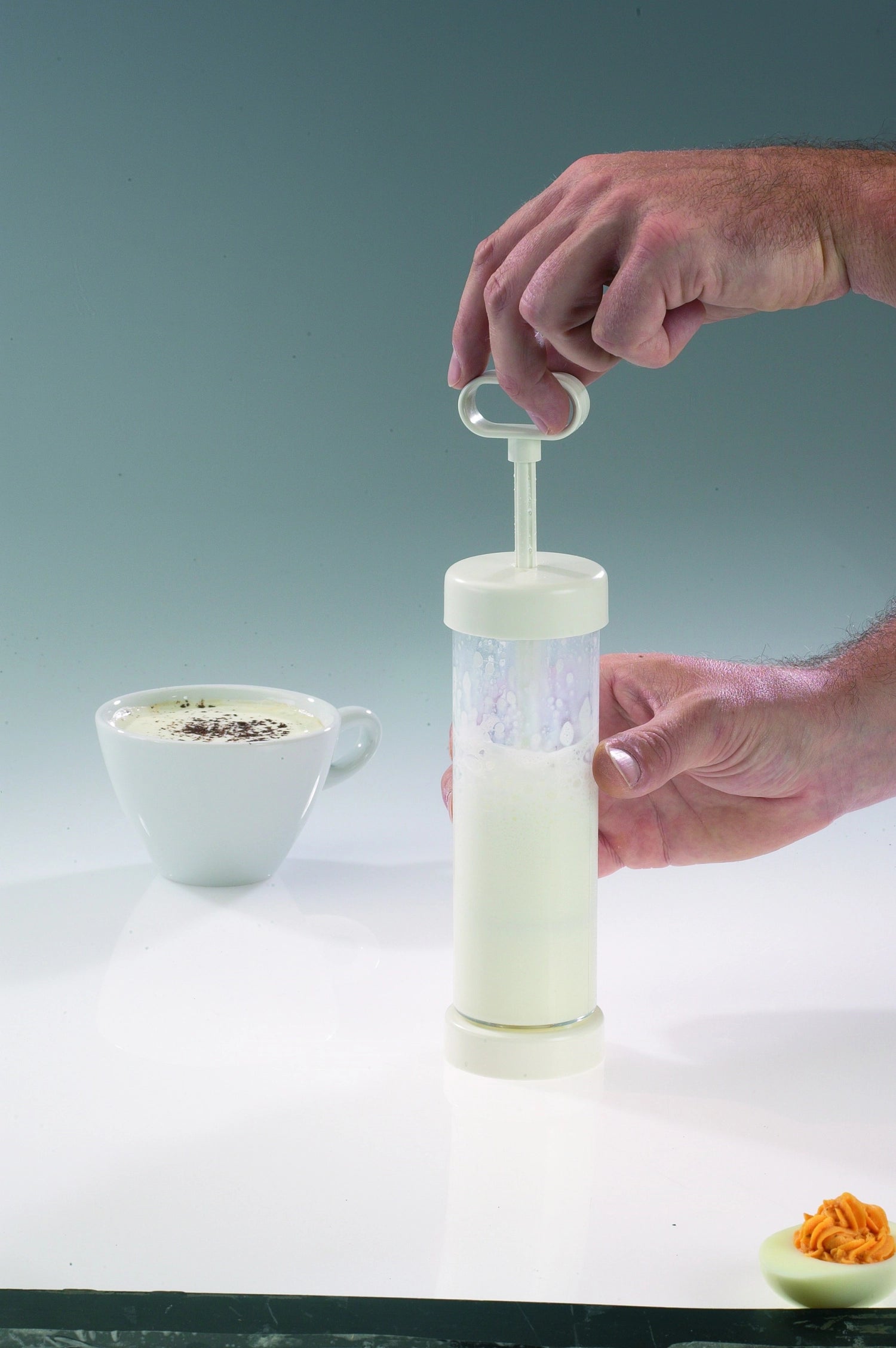 Verleihen Sie Ihren Gerichten mit dem Westmark Mix- und Garniergerät (22.5x6x66cm, 280 ccm) den letzten Schliff! 6 Tüllen für kreative Dekorationen.