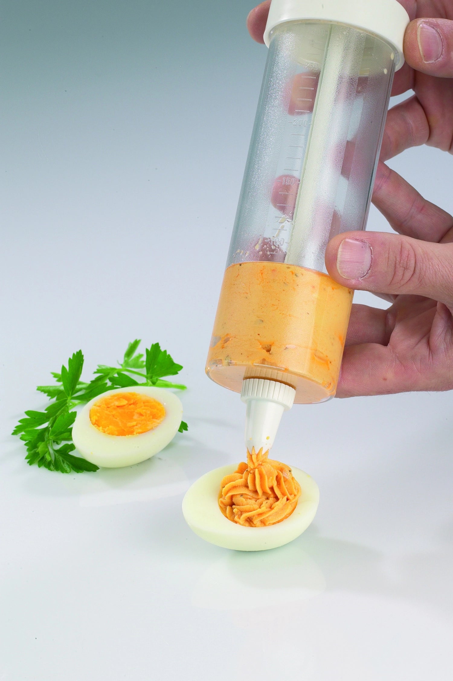 Entdecken Sie das Westmark Mix- und Garniergerät (22.5x6x66cm, 280 ccm) – Ihr perfekter Partner für kreative Küchenideen! 6 Tüllen für individuelle Garnierungen.