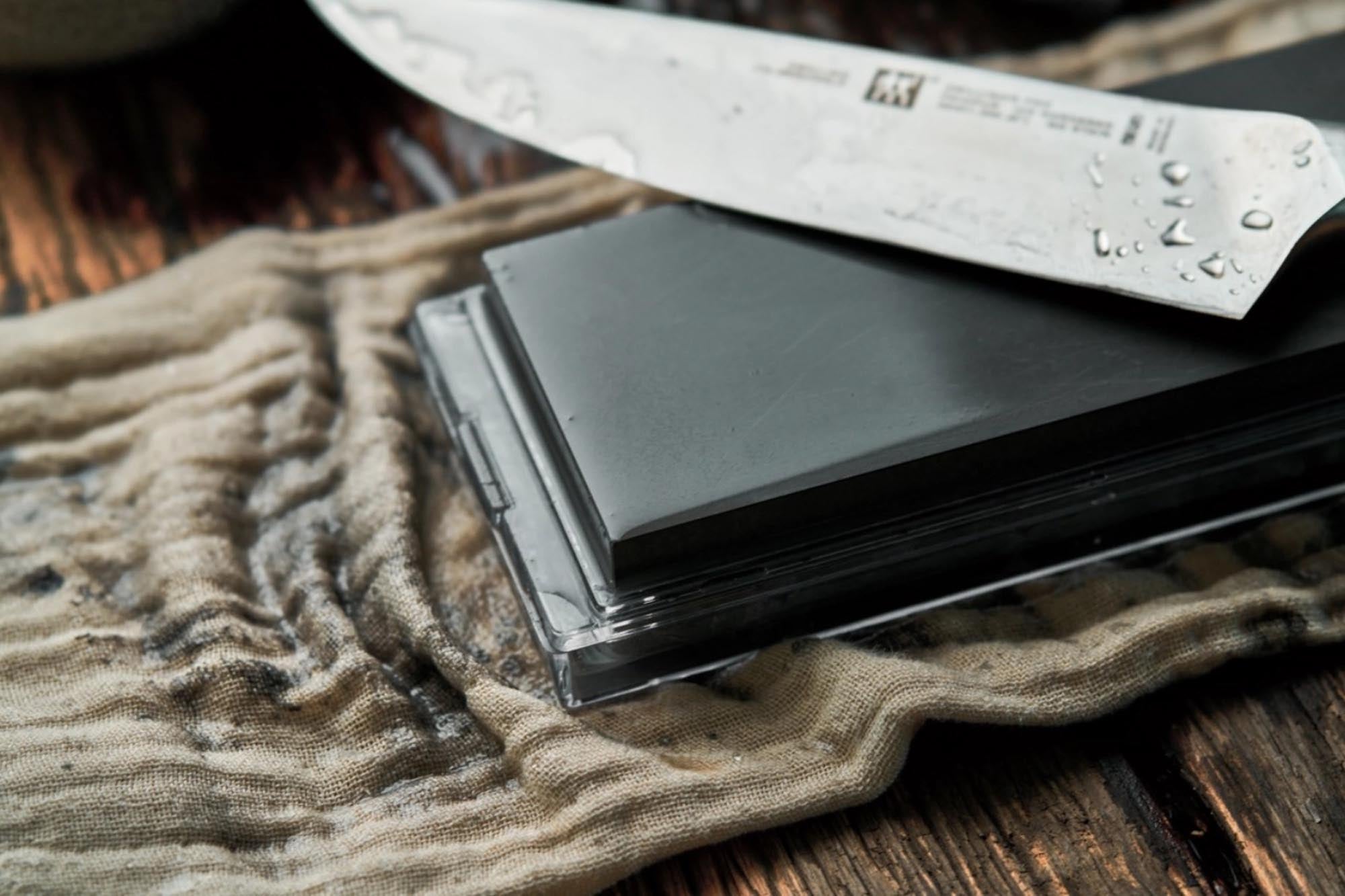 Entdecken Sie den Wetzstein TWIN Stone Pro von Zwilling, 250/1000 Körnung, 20x8,5x4 cm – perfekt für scharfe Küchenmesser und einfache Handhabung.