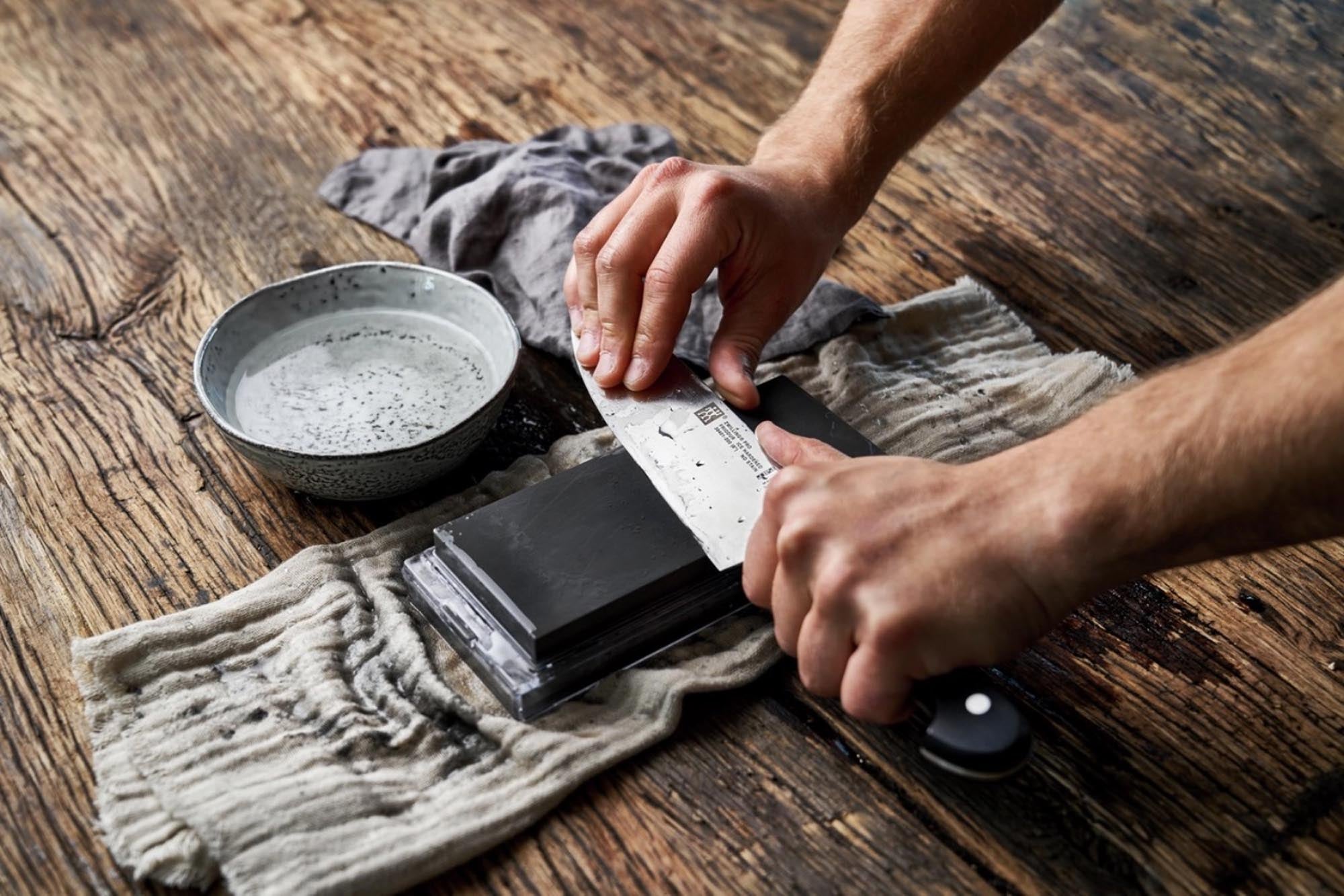 Hochwertiger Wetzstein mit 3000/8000 Körnung, ideal für präzises Schärfen und Polieren von Messerklingen, für optimale Schneidleistung.