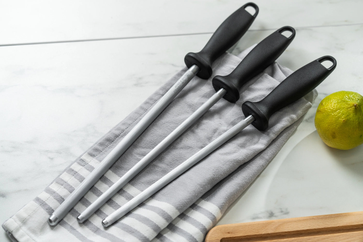 Hochwertiger Wetzstahl von Zwilling Kitchen mit 230 mm Länge und ergonomischem Kunststoff-Griff, perfekt für die Messerpflege in der Küche.