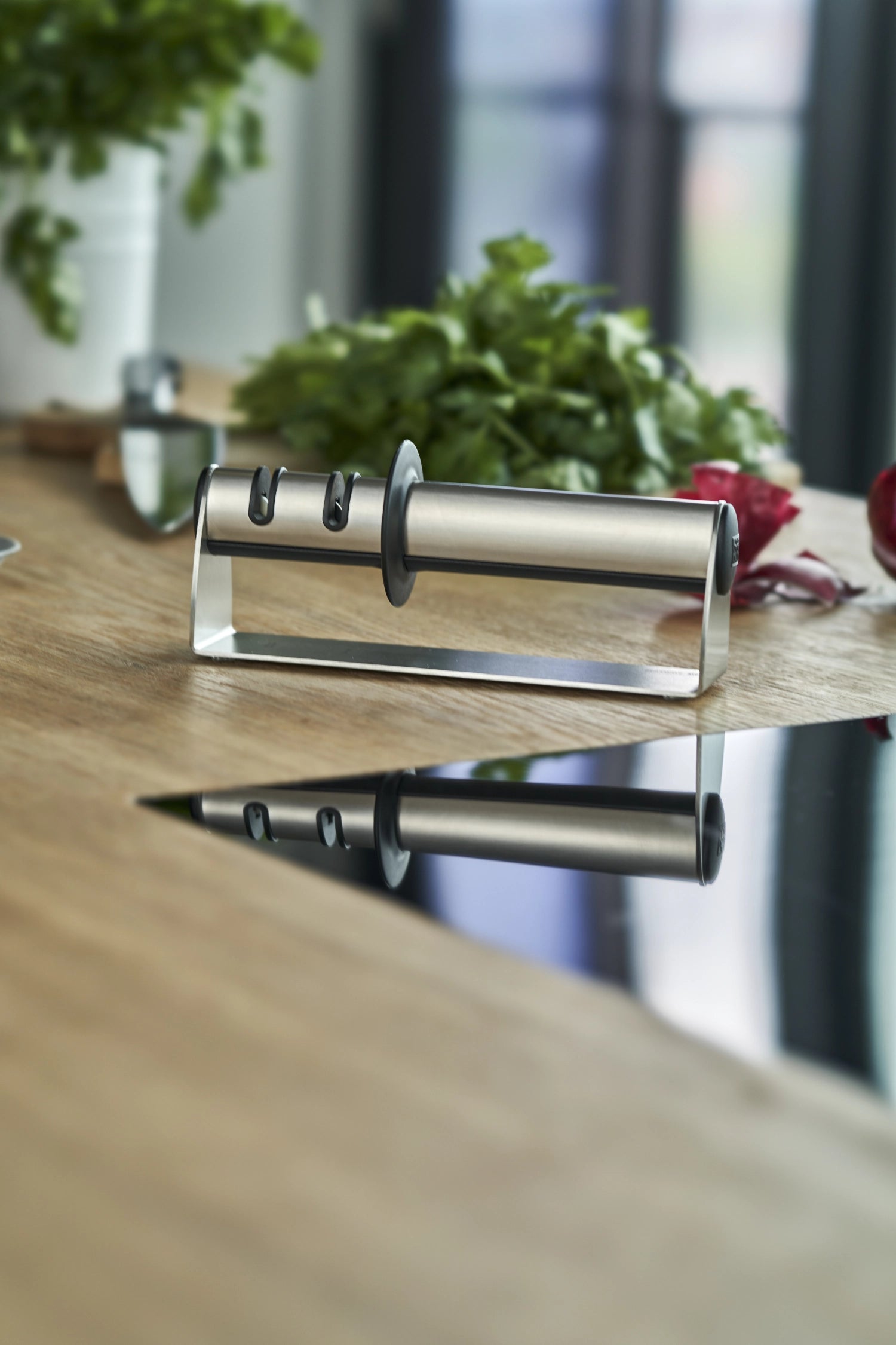 TWINSHARP Select Messerschärfer Inox 195 mm von Zwilling Kitchen, perfekt für das einfache und effektive Schärfen Ihrer Küchenmesser.
