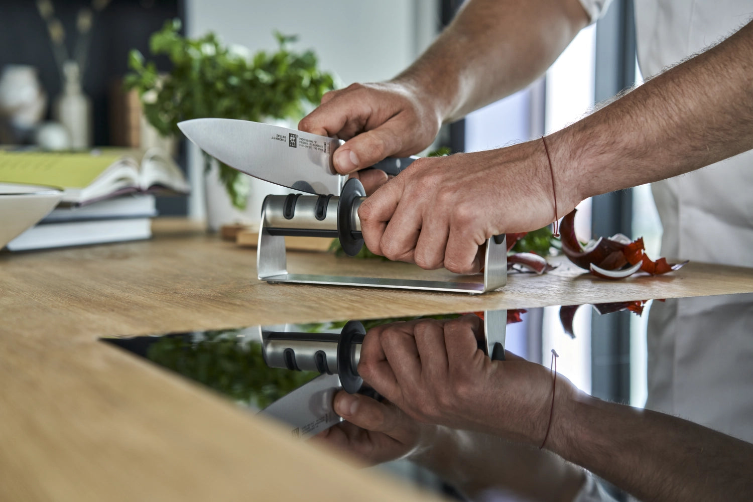 Halten Sie Ihre Küchenmesser mit dem TWINSHARP Select von Zwilling in Topform. Robuste Materialien und ergonomisches Design für optimale Schärfe!