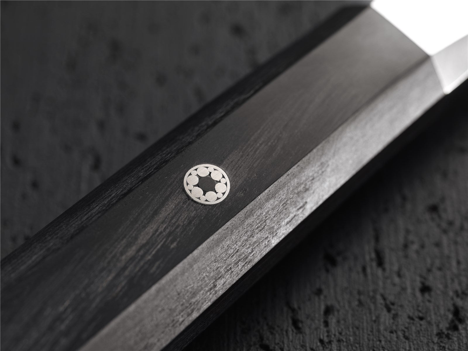 Entdecken Sie das MIYABI 4000FC Santoku Küchenmesser: 180 mm Klinge aus hochwertigem FC61 Stahl, mit stabiler Damaststruktur und ergonomischem Pakkaholzgriff.