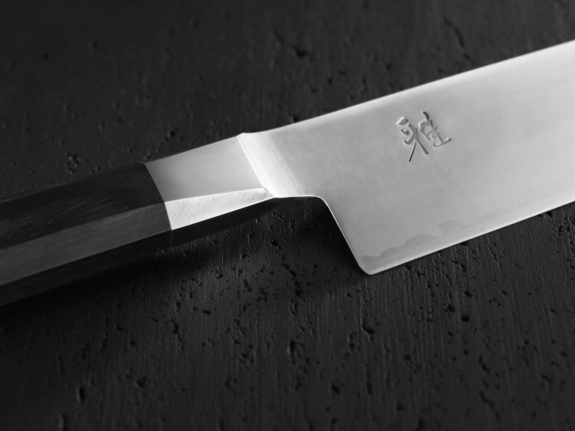 Erleben Sie das MIYABI 4000FC Santoku Küchenmesser: 180 mm Klinge aus hochwertigem FC61 Stahl, mit Damaststruktur und ergonomischem Pakkaholzgriff für exzellente Handhabung.