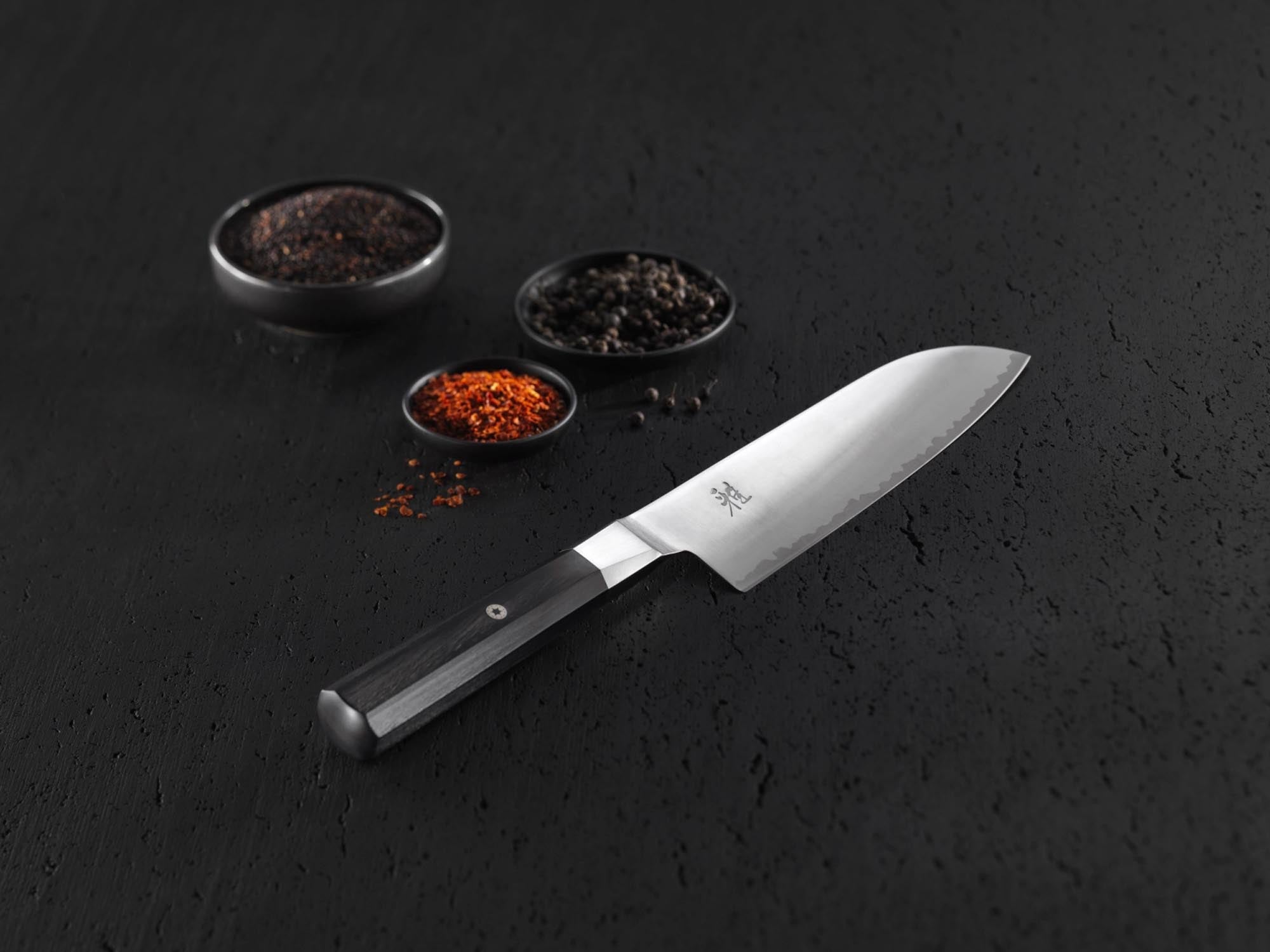 Elegantes MIYABI 4000FC Santoku: 180 mm FC61 Stahl, Damaststruktur, Pakkaholzgriff. Perfekt für Profis und Hobbyköche.