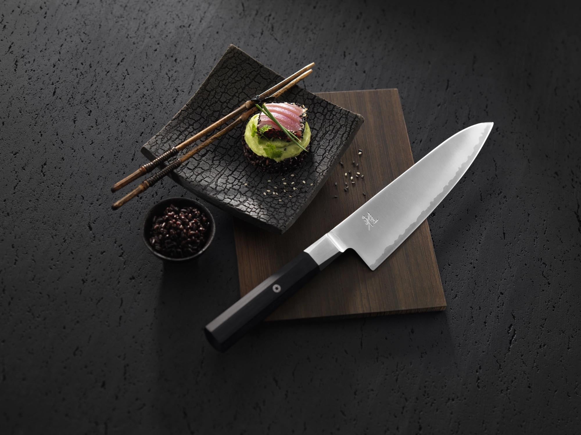 Entdecken Sie das MIYABI 4000FC Santoku Küchenmesser: 180 mm Klinge aus hochwertigem FC61 Stahl, mit Damaststruktur und ergonomischem Pakkaholzgriff.