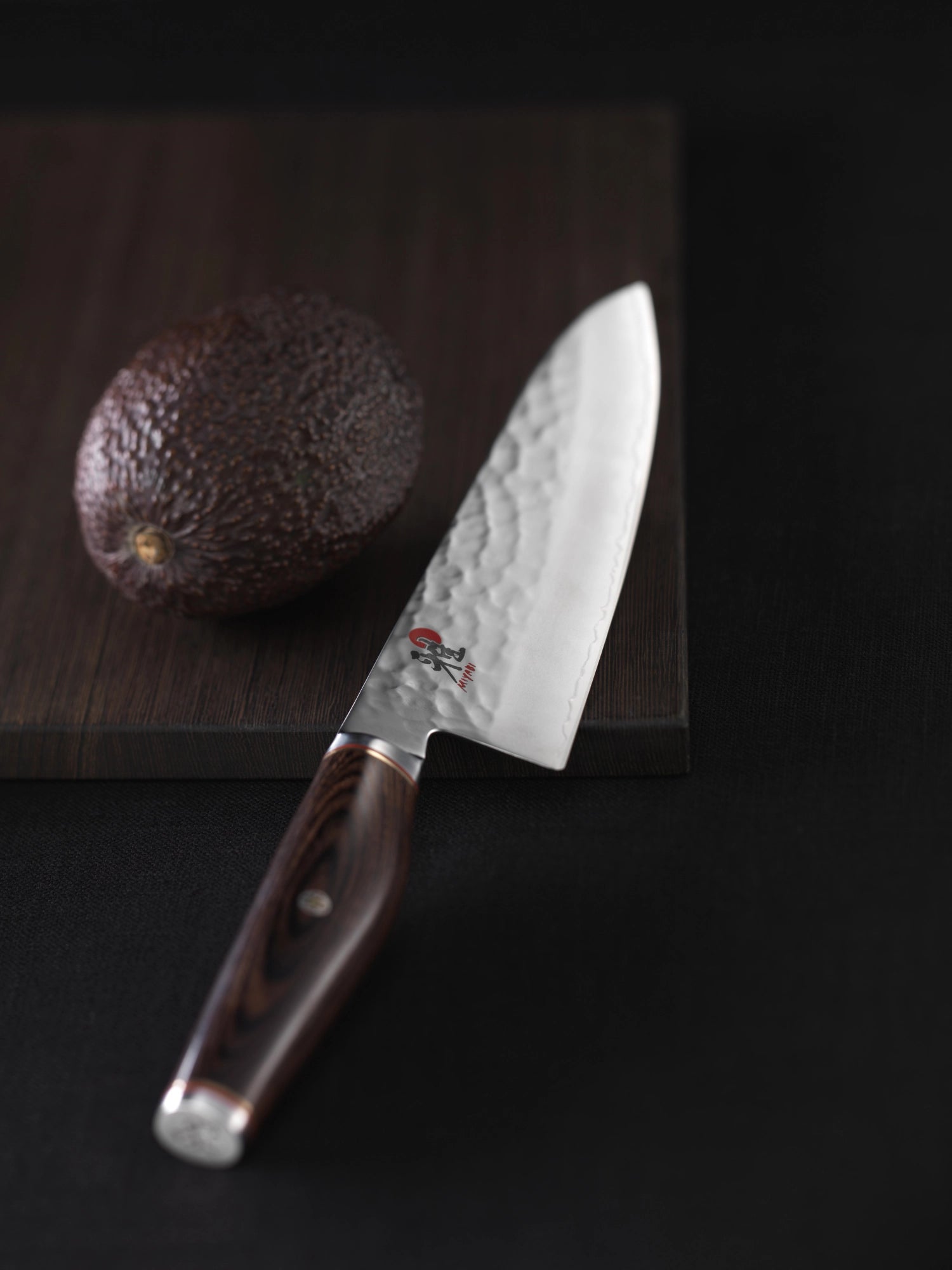 Elegantes MIYABI 6000MCT Shotoh Damastmesser, 130mm, perfekt für feine Schneidarbeiten, kombiniert handwerkliche Kunst mit modernster Technik.