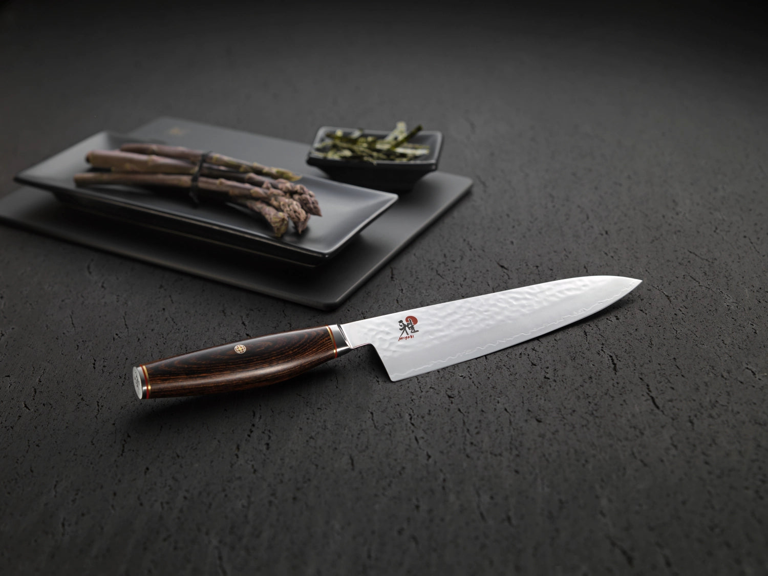 Elegantes MIYABI 6000MCT Shotoh Damastmesser, 130mm, perfekt für feine Schneidarbeiten, kombiniert japanische Handwerkskunst mit modernem Stil.