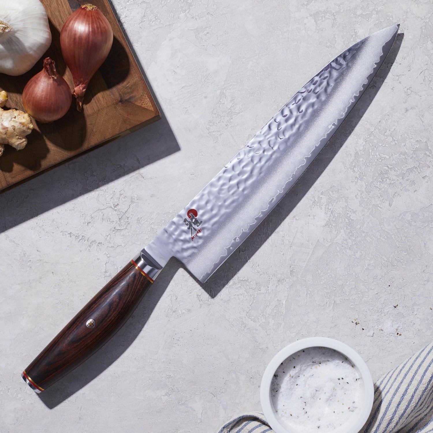 MIYABI 6000MCT Gyutoh, 240mm – elegantes Damastmesser mit exquisitem Design, ideal für professionelle Köche und Kochliebhaber.