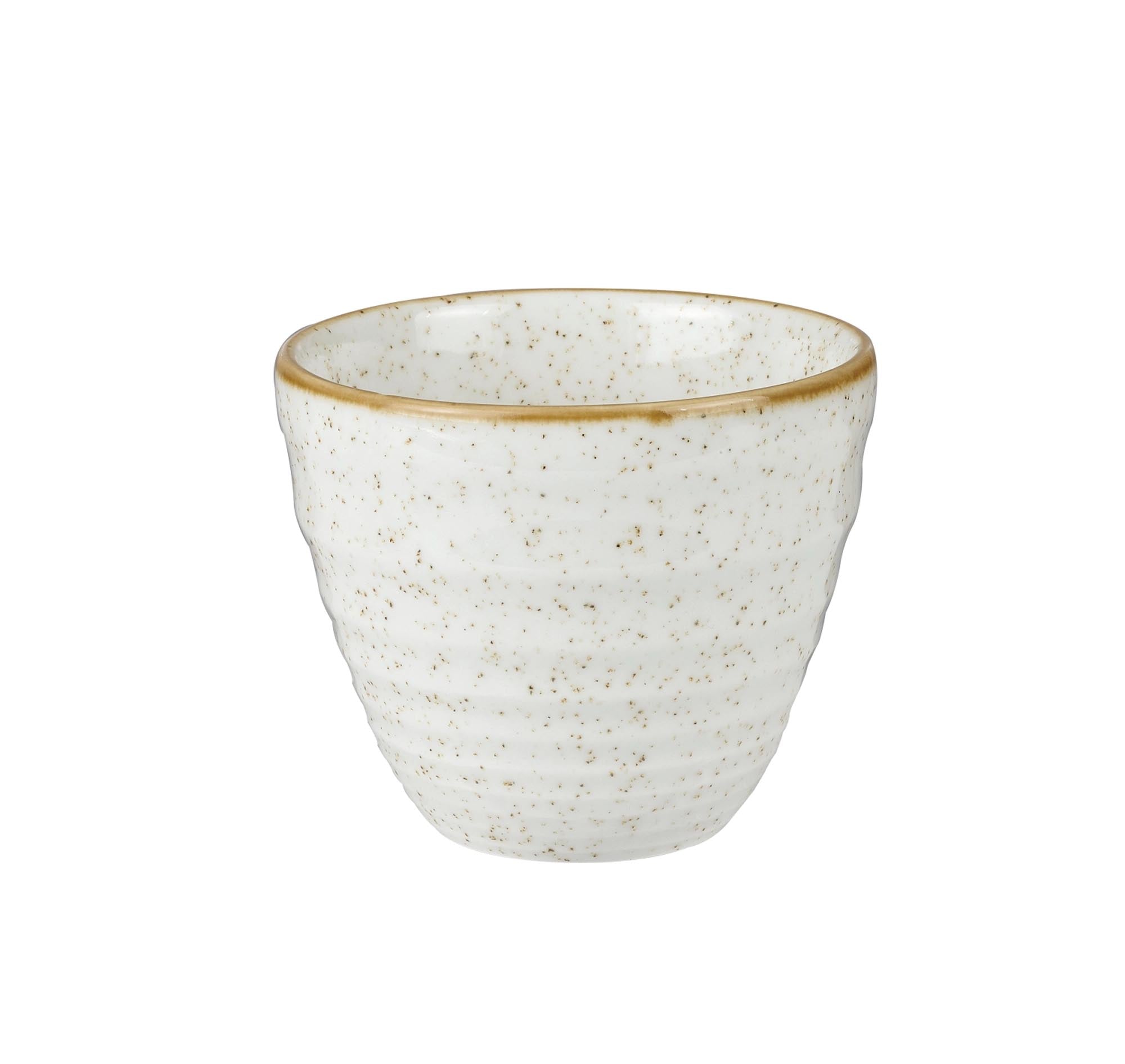 Elegante, geriffelte 28cl Becher aus robustem Steingut von Churchill, ideal für heisse und kalte Getränke, spülmaschinenfest.