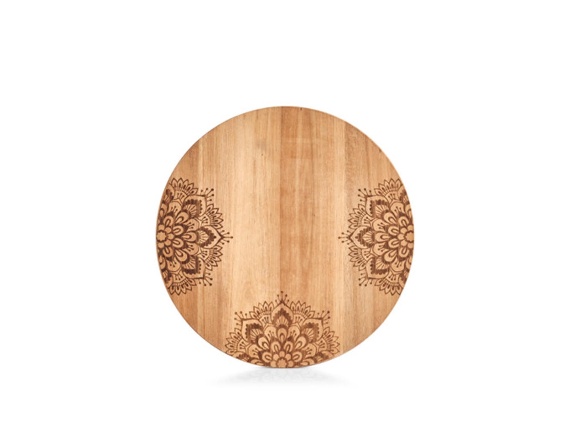 Entdecken Sie das ZELLER Servierbrett Akazie mit Print (ø 27 cm) – ideal für Snacks, langlebig, antibakteriell und ein stilvolles Küchenaccessoire.