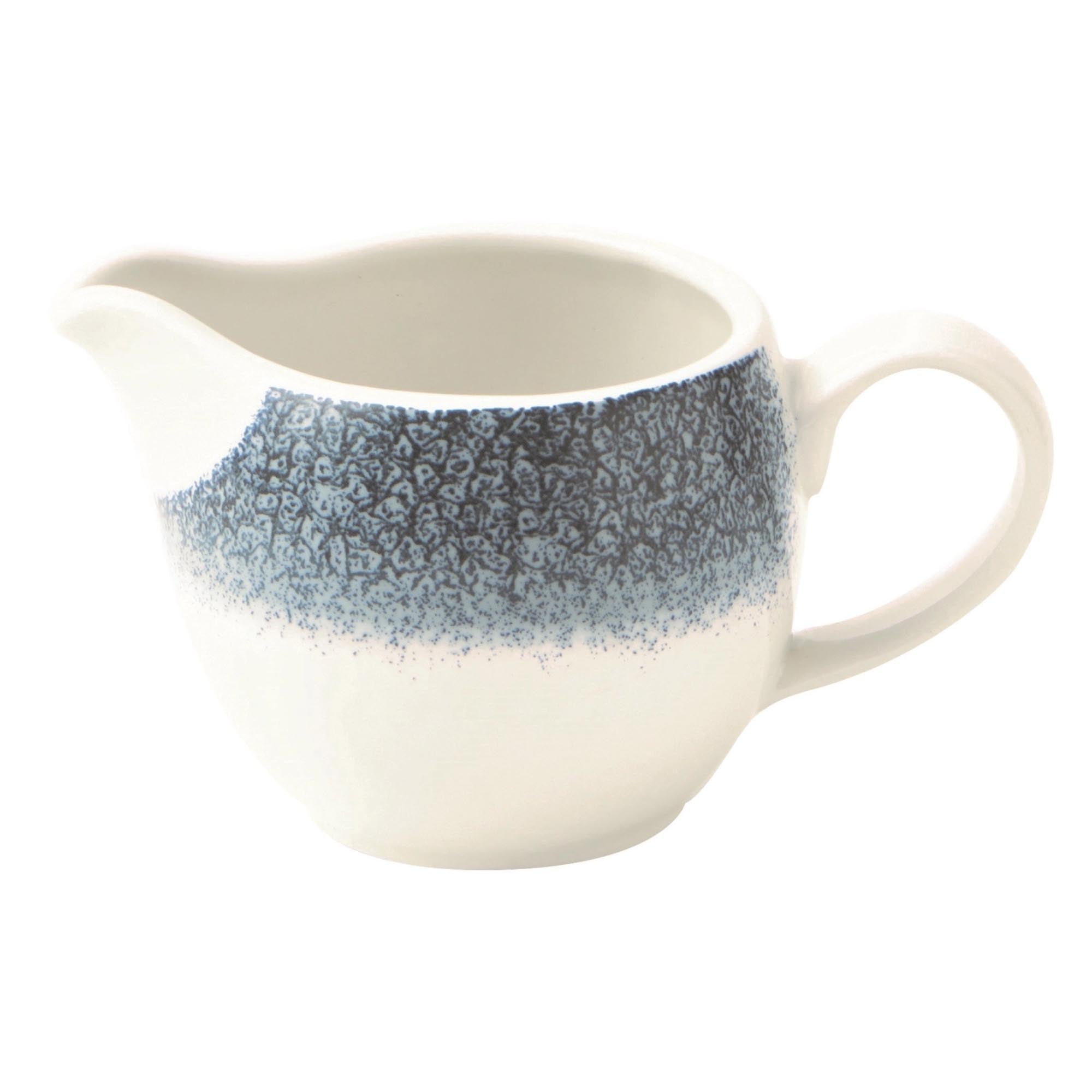 Elegante S.P. Raku Topaz Blue Milchkanne aus hochwertigem Porzellan, spülmaschinenfest und mikrowellengeeignet. Ideal für Milch, Sahne und als stilvolles Dekorationsobjekt.