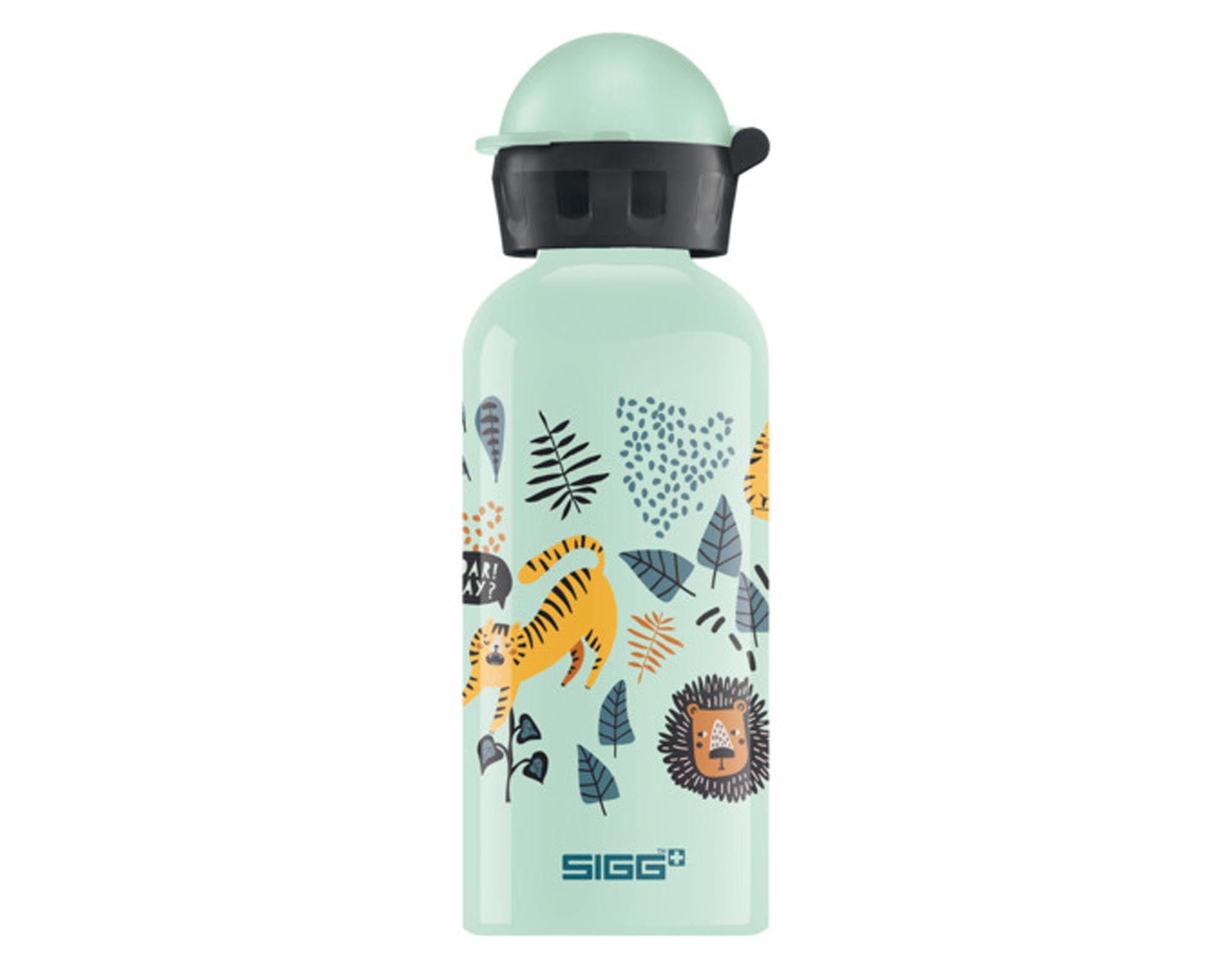 Entdecke die SIGG Trinkflasche Kids Bottle Jungle TZZ 0.4 l – ideal für Kindergarten, Schule und Abenteuer! Sicher, leicht und im Dschungel-Design.