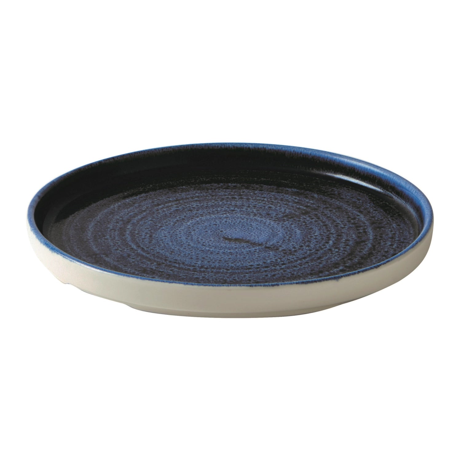 Erleben Sie den Stonecast Plume Ultramarine Walled Teller von Churchill. Hochwertiges Steinzeug, handgefertigt, spülmaschinenfest und perfekt für stilvolle Anlässe.