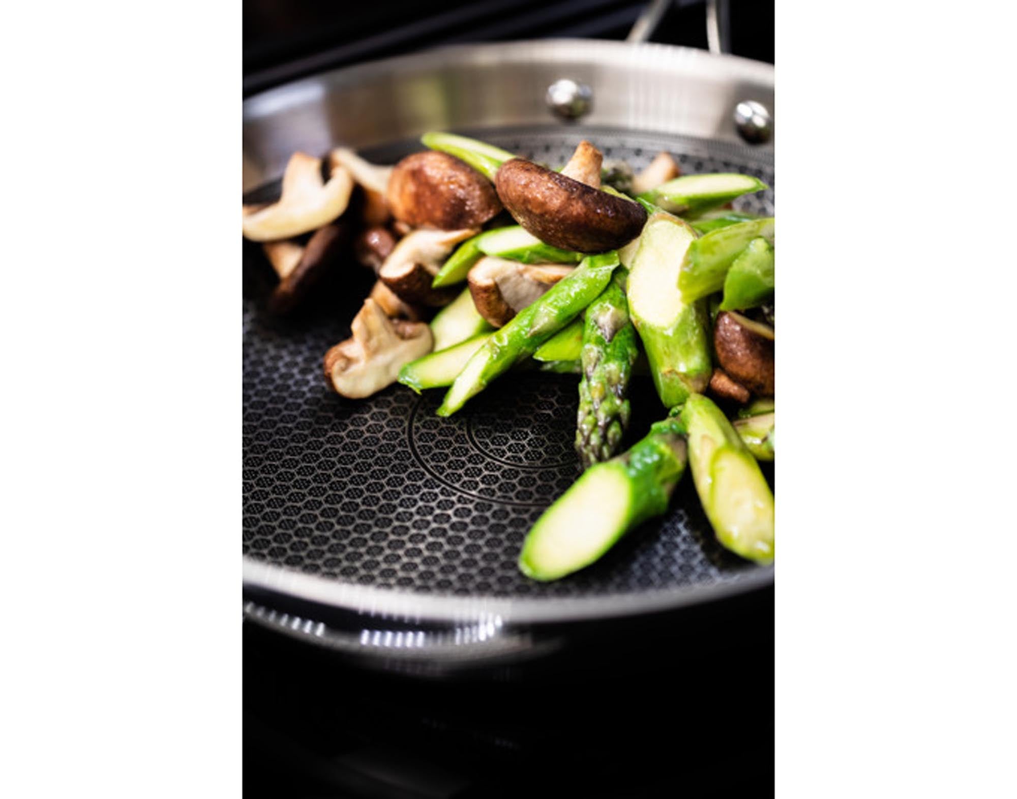 Elegante 13cm Mezze Schale aus robustem Porzellan, ideal für Tapas und Dips. Zeitloses Design, spülmaschinenfest, perfekt für Gastronomie.