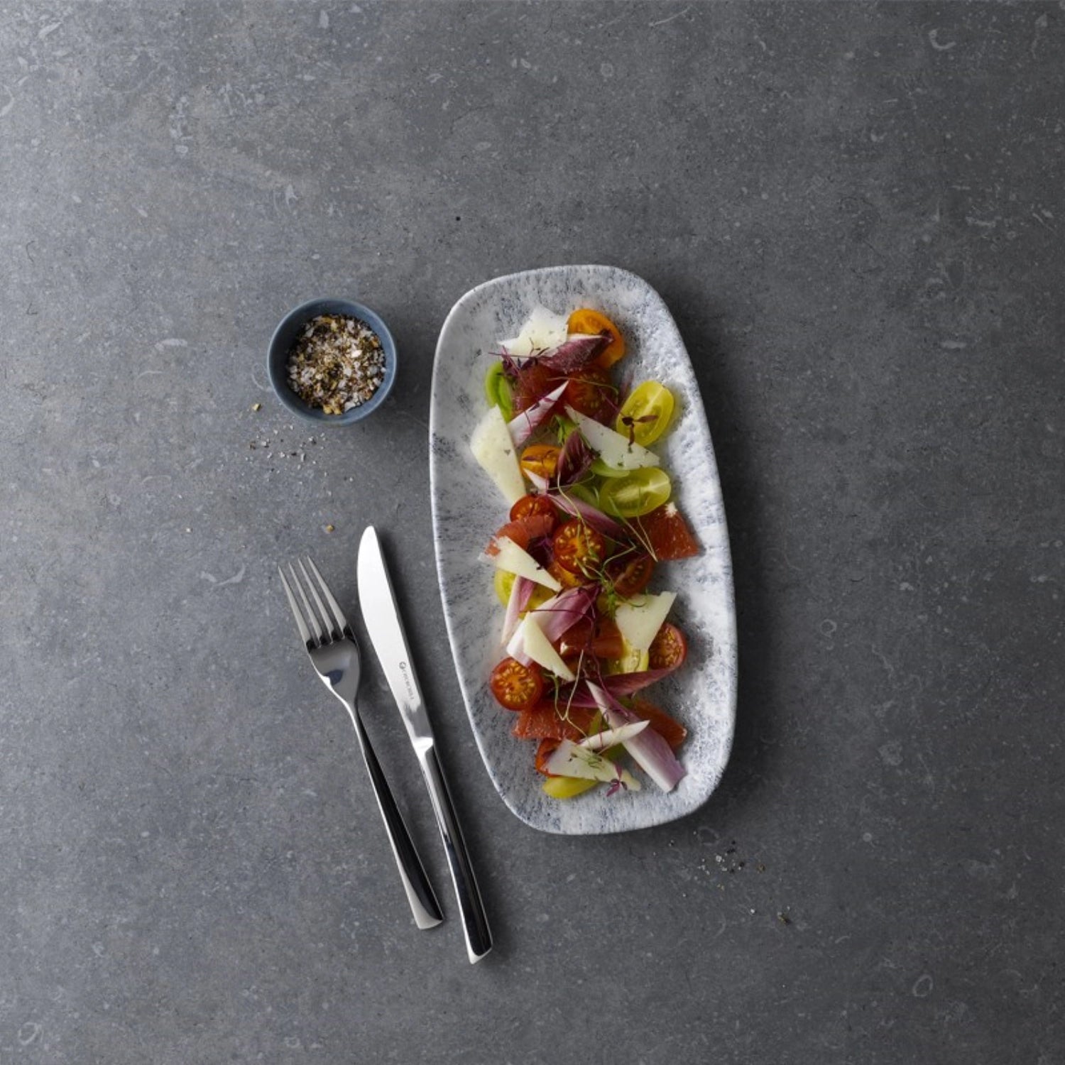 Die rechteckige S.P. Stone Pearl Grey Platte (35.5x18.9 cm) von Churchill bietet elegantes Design und hohe Funktionalität für jeden Anlass.