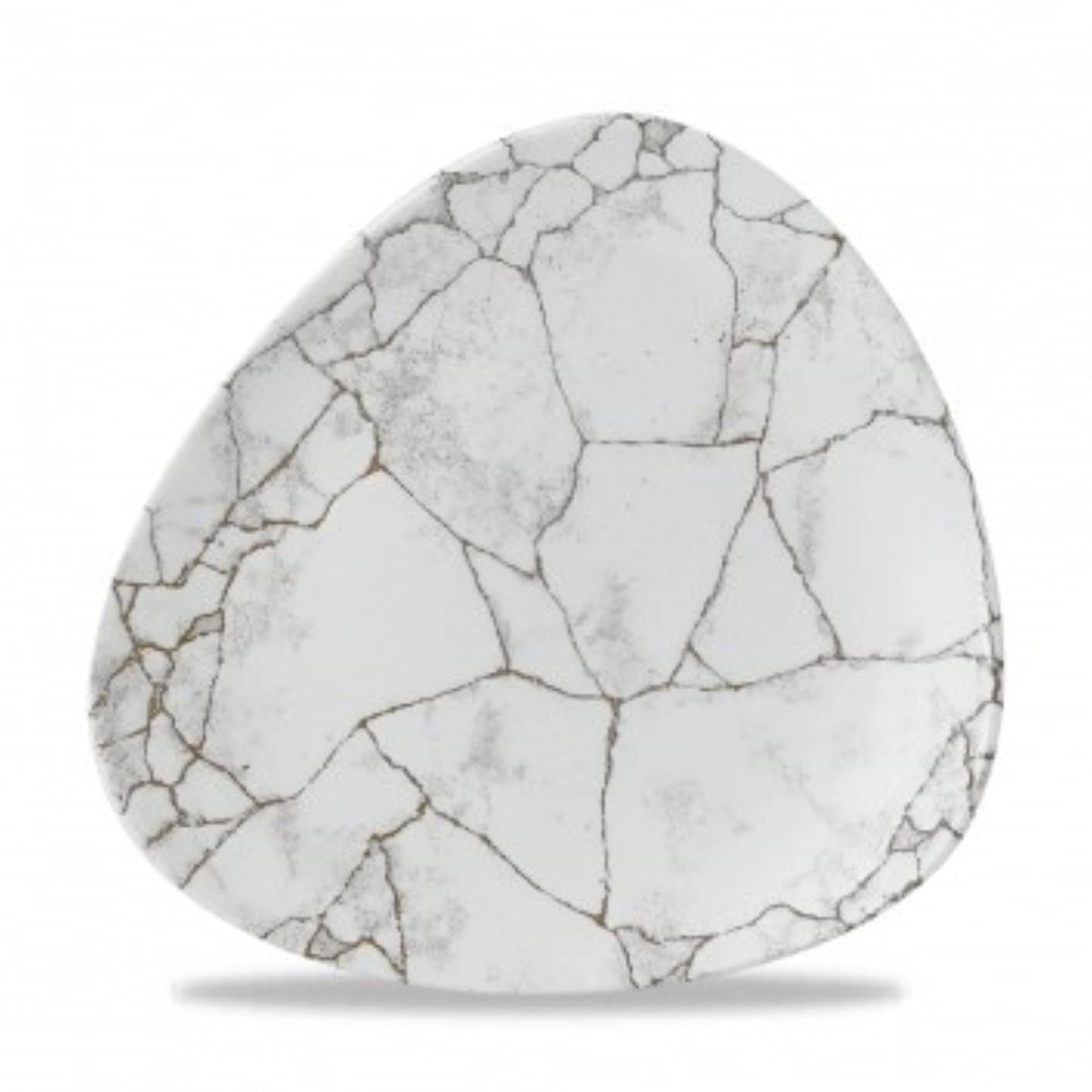 Entdecken Sie den S.P. Kintsugi Agate Grey Triangel Teller von Churchill – elegantes Porzellan, inspiriert von Kintsugi, ideal für jeden Anlass.