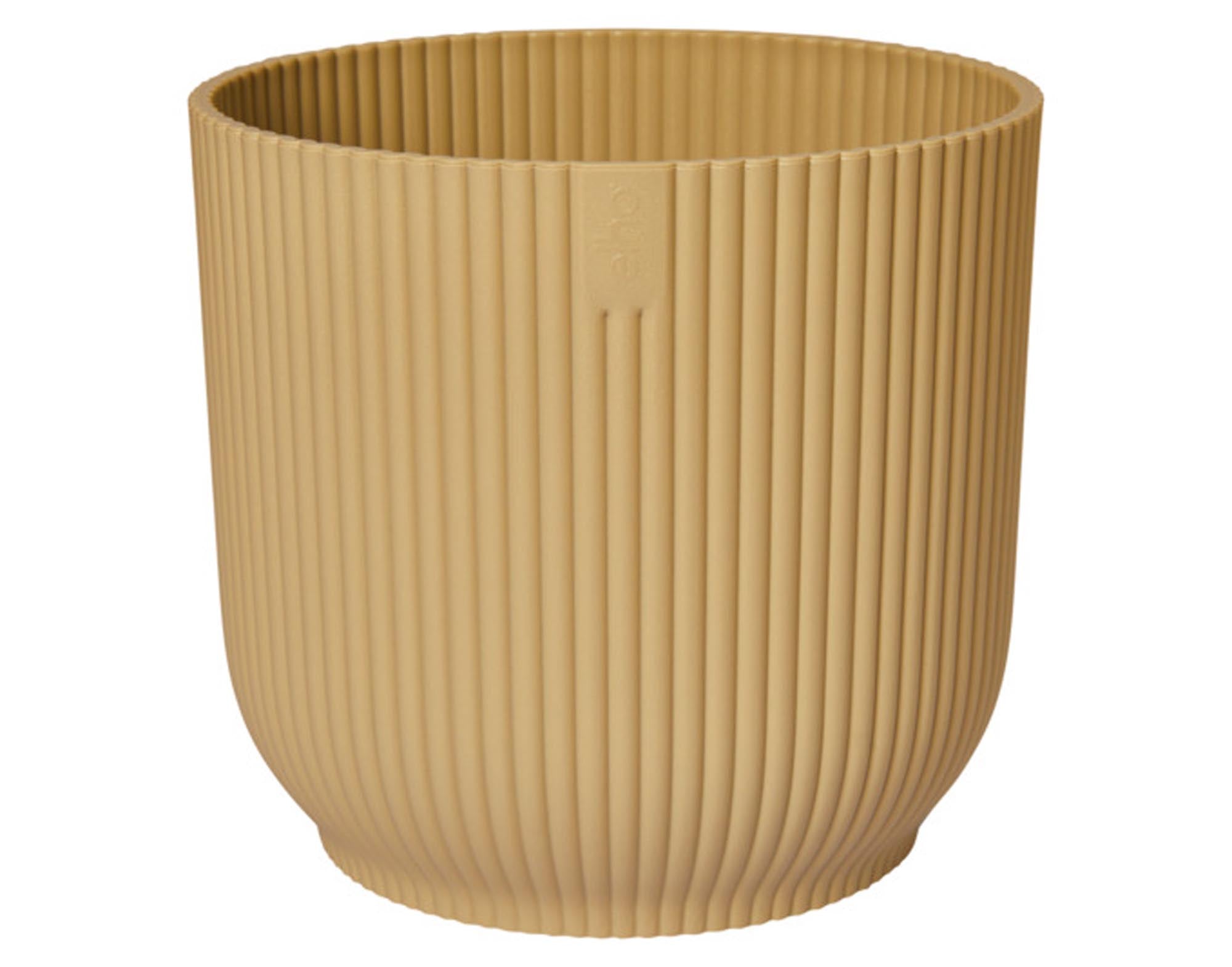 Entdecken Sie das ELHO Pflanzengefäss Vibes fold rund in buttergelb (ø 18 cm) – stilvoll, nachhaltig und ideal für gesunde Pflanzen. Wetterfest und UV-beständig!