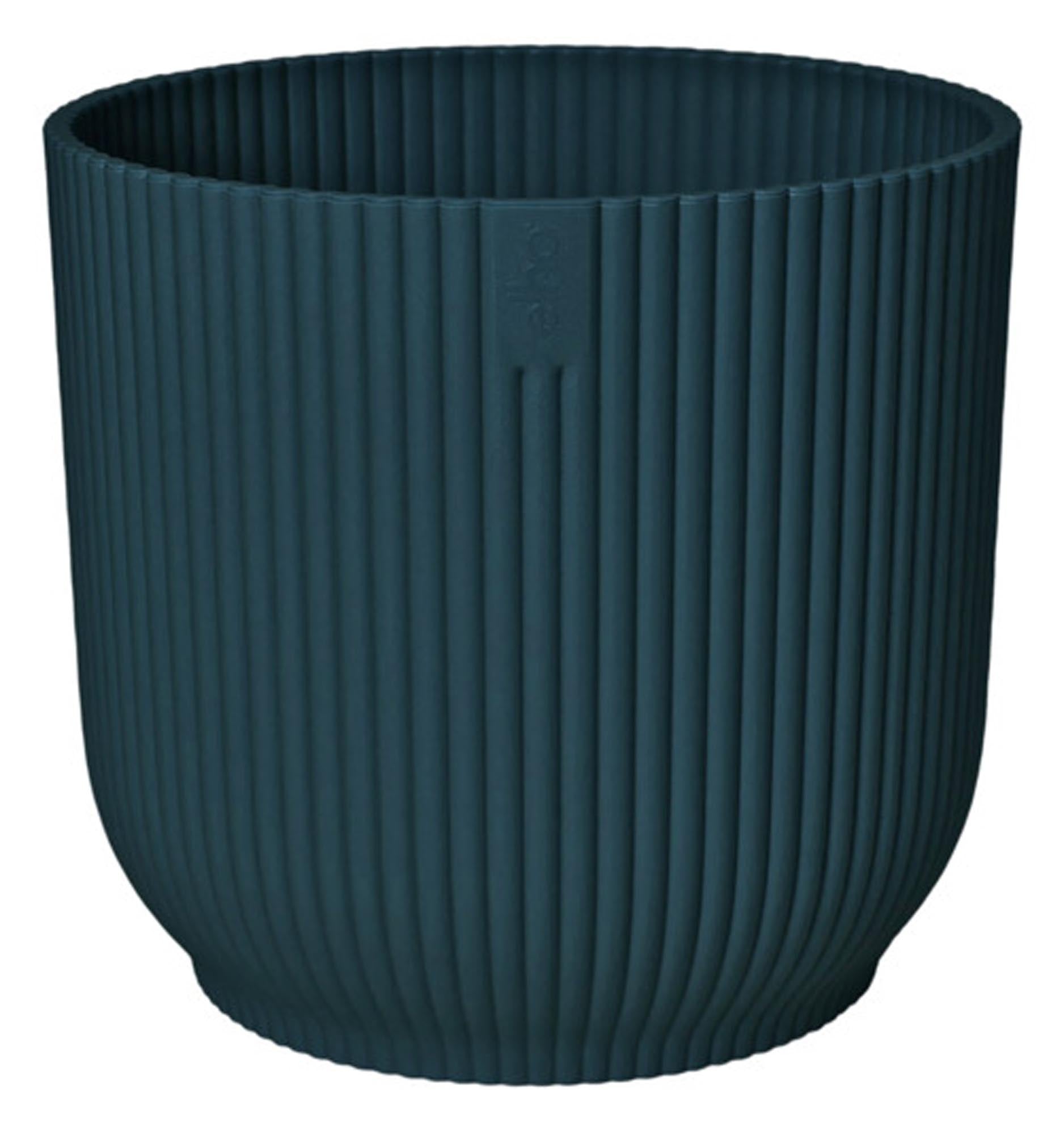 Entdecken Sie das ELHO Pflanzengefäß Vibes fold rund in deep blue (ø 30 cm) – umweltfreundlich, langlebig und ideal für drinnen und draußen. Perfekt für Ihre Pflanzen!